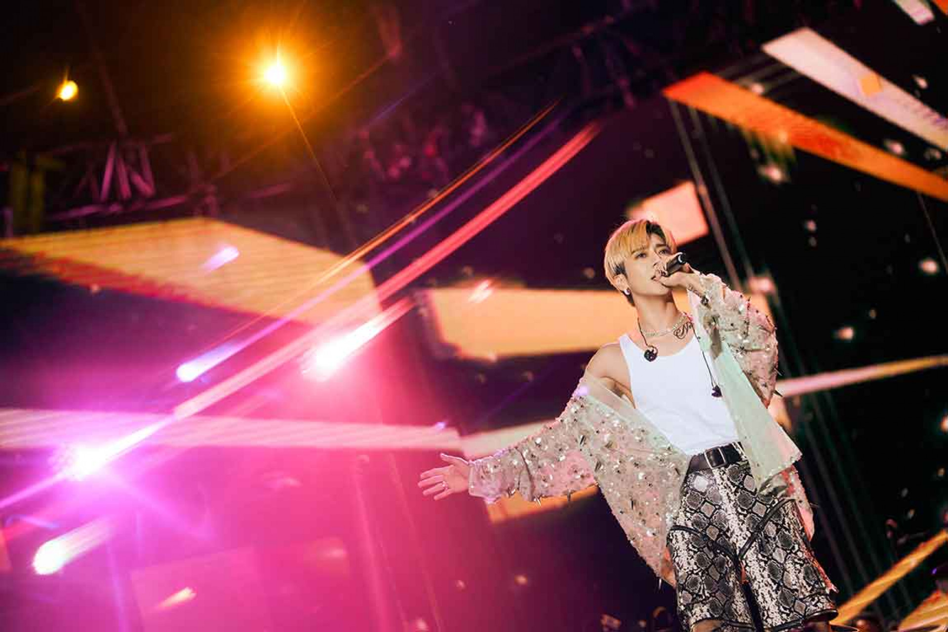 Bii畢書盡送粉絲大驚喜 合體超人氣男團Ozone 合唱溫暖情歌〈流星雨〉