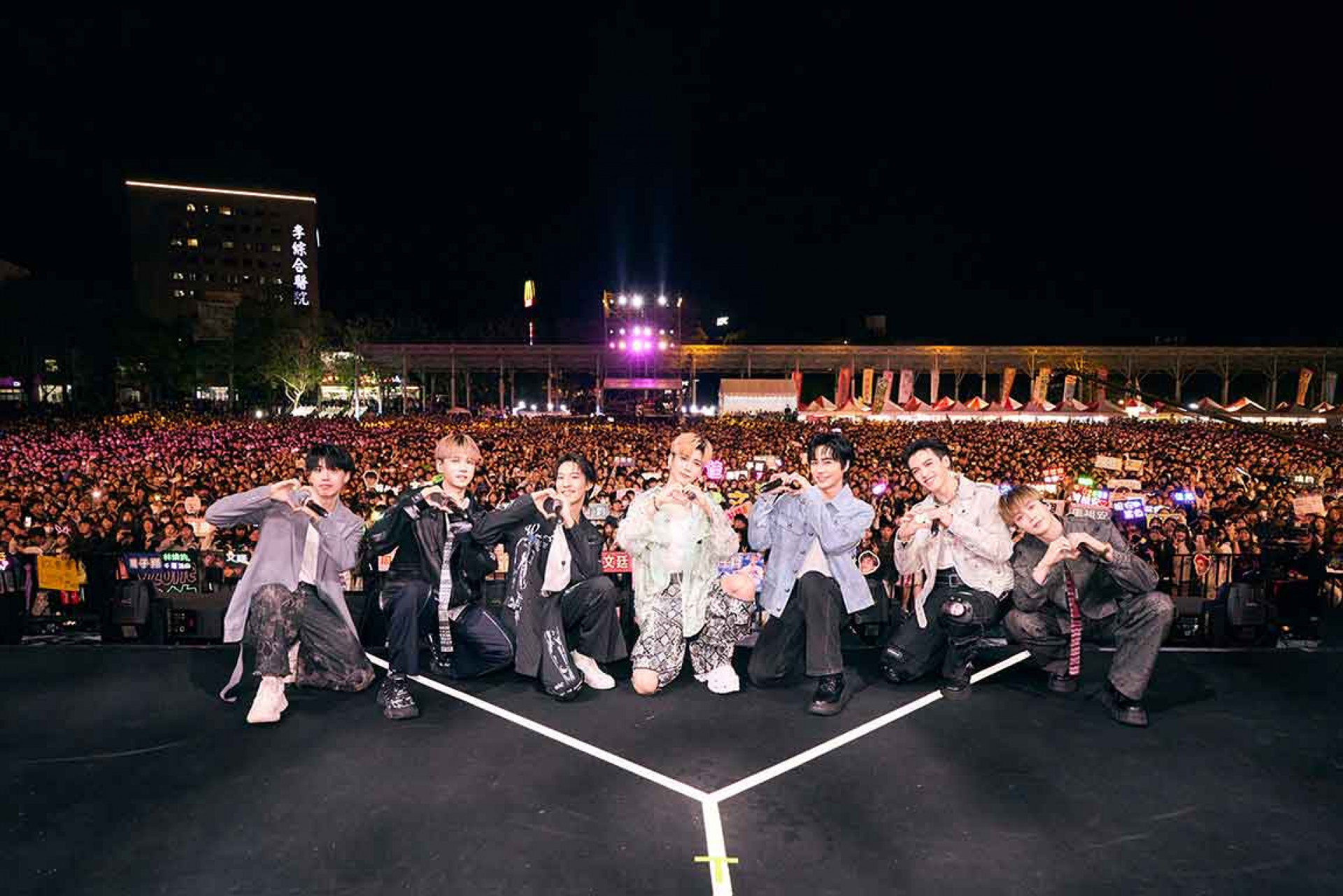 (左起:文廷、祖安、煥鈞、畢書盡、佳辰、哲言、子翔)