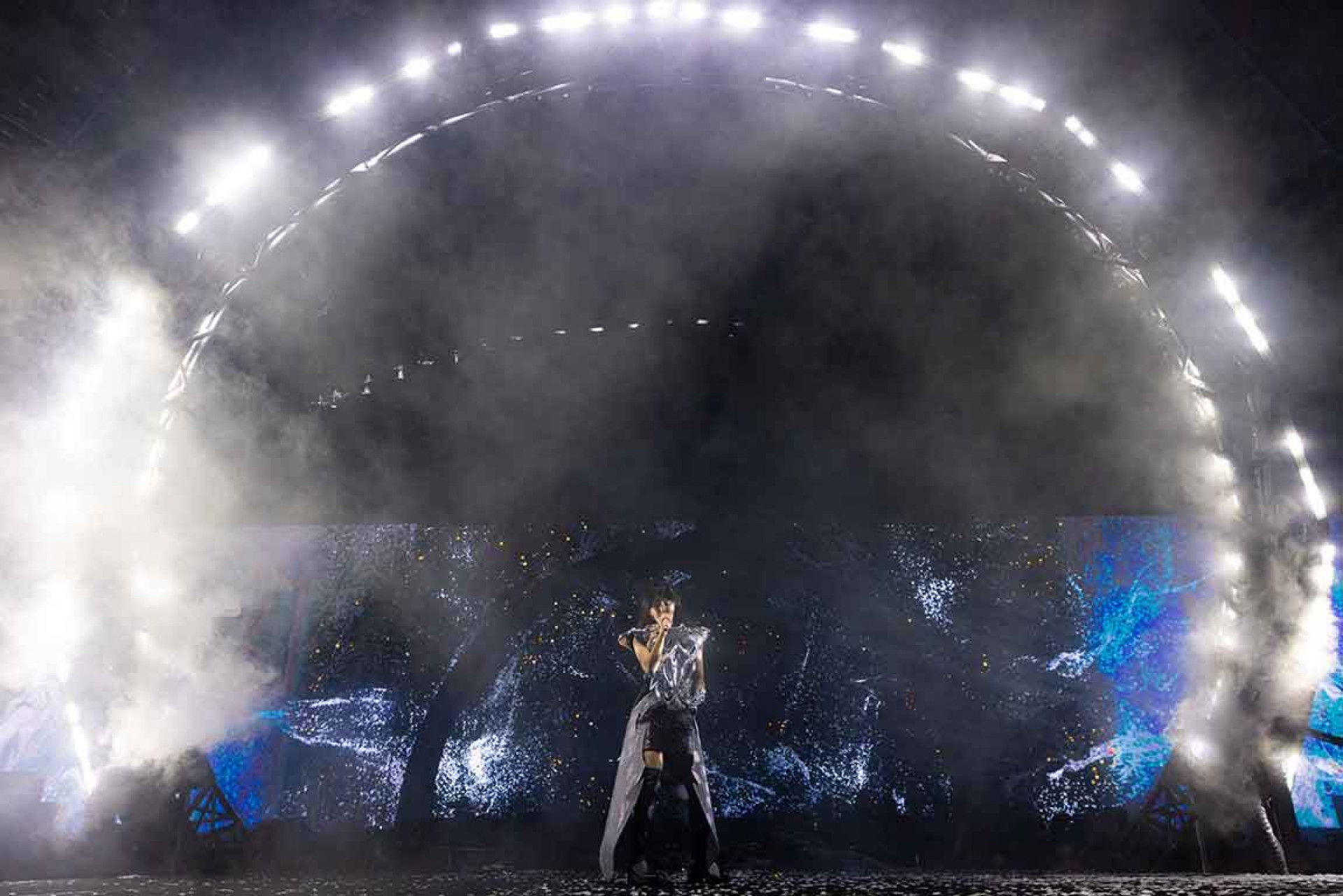 新加坡史上最狂舞台 71公尺銀河橫空出世