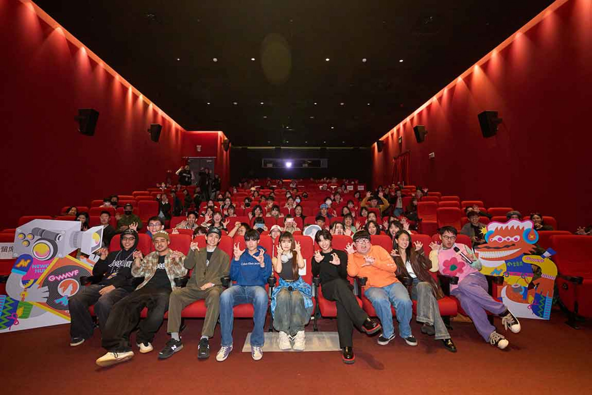 左起：副導演蘇柏睿、彭道森導演、殷振豪導演、黃登楷、張若凡、王碩翰、陳彥佐、劉喬琳