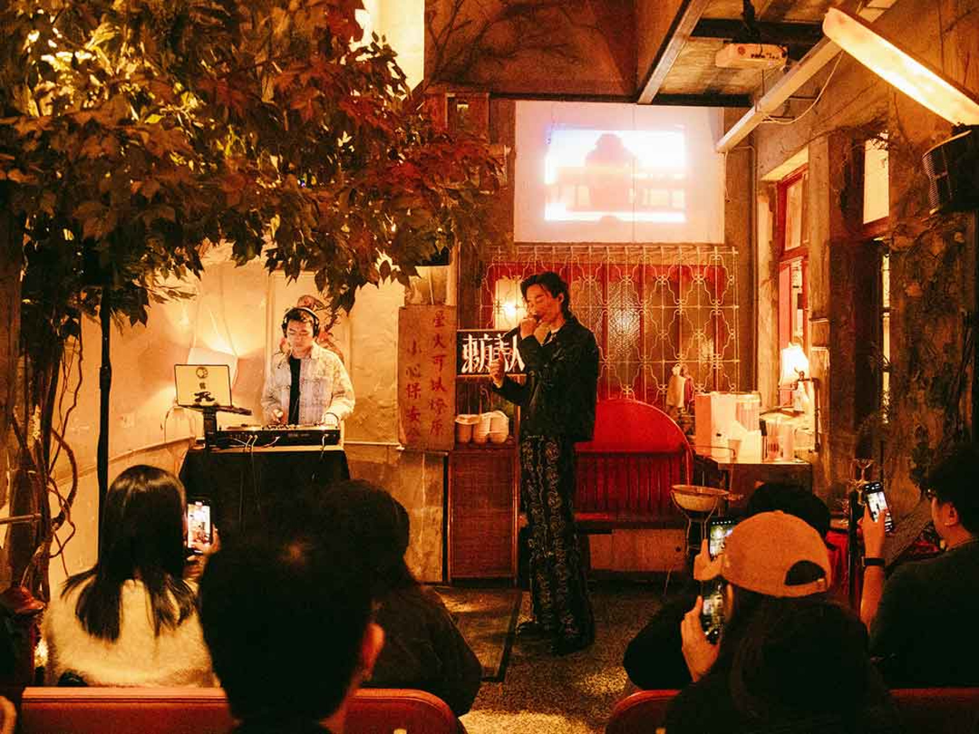 李英宏身穿暗綠色蛇紋點綴的「パリパリ」夾克,一連演繹三首新曲