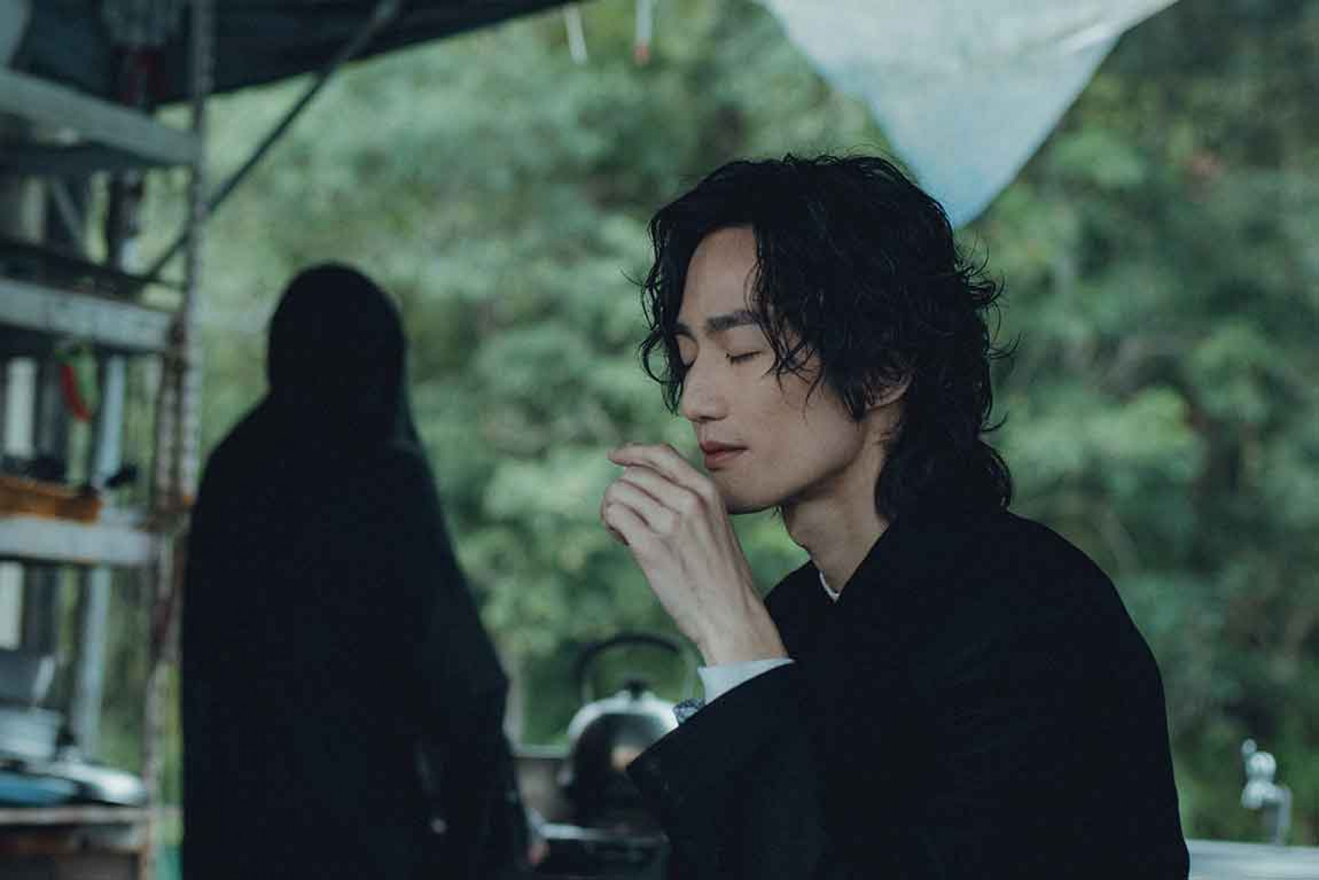 李英宏飾演身穿黑衣之神秘男子