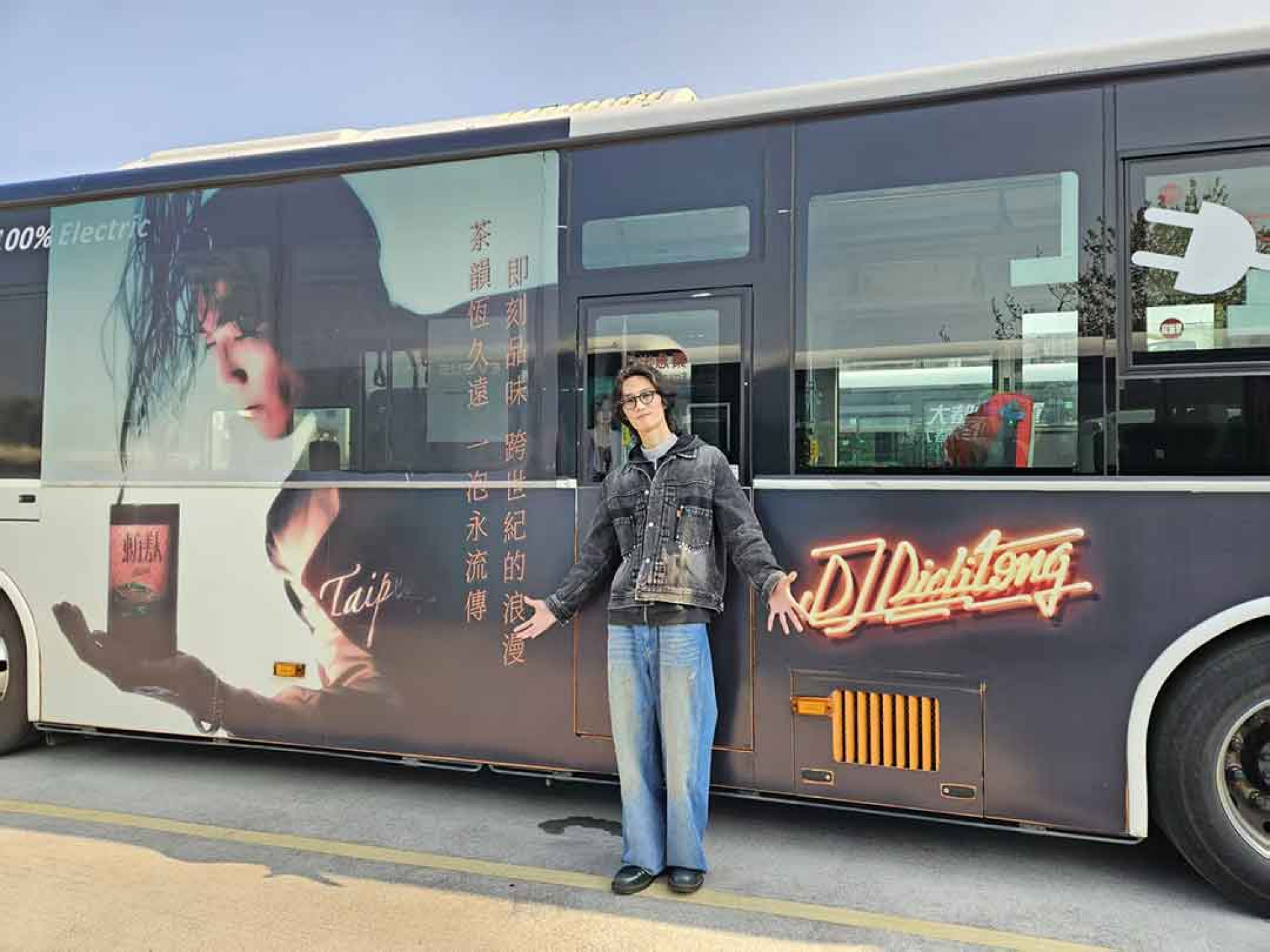 李英宏與307號公車合照