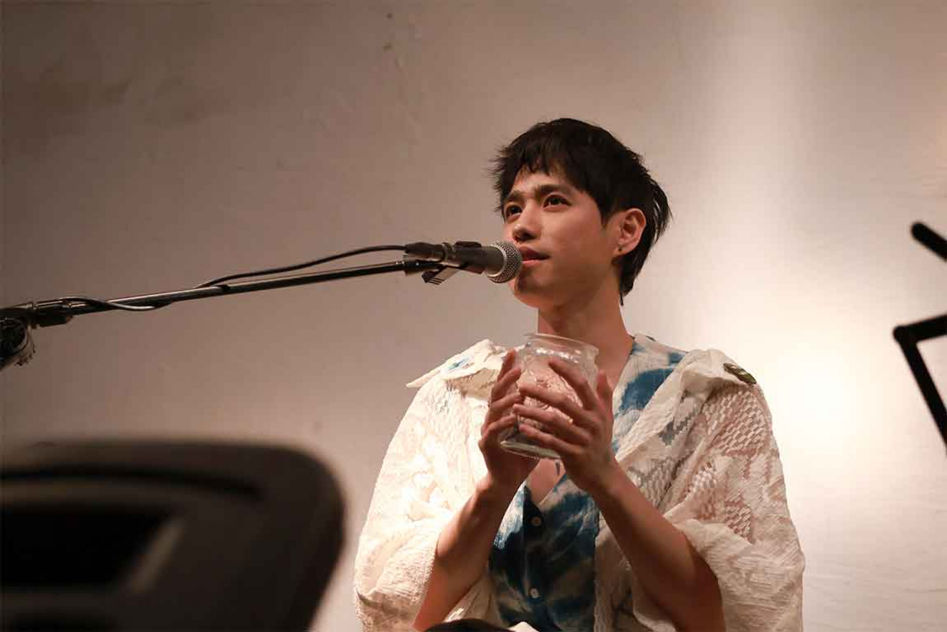 德伊木拿起星星瓶,分享漂流故事與專輯緣由(圖片提供:卡努創藝工作室)