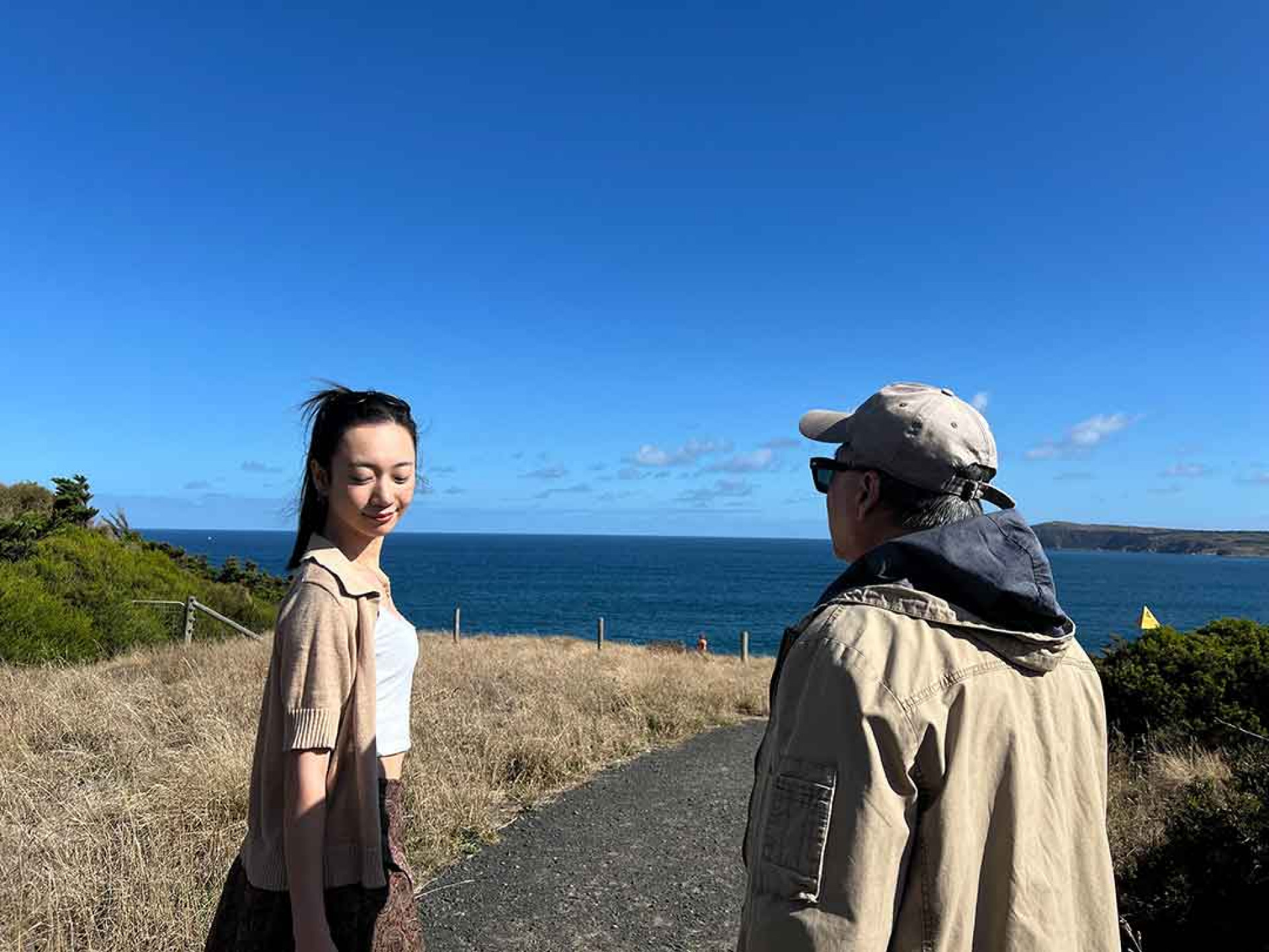 Julia吳卓源日前回澳洲，與家人一起去海邊。（照片提供：華風數位）
