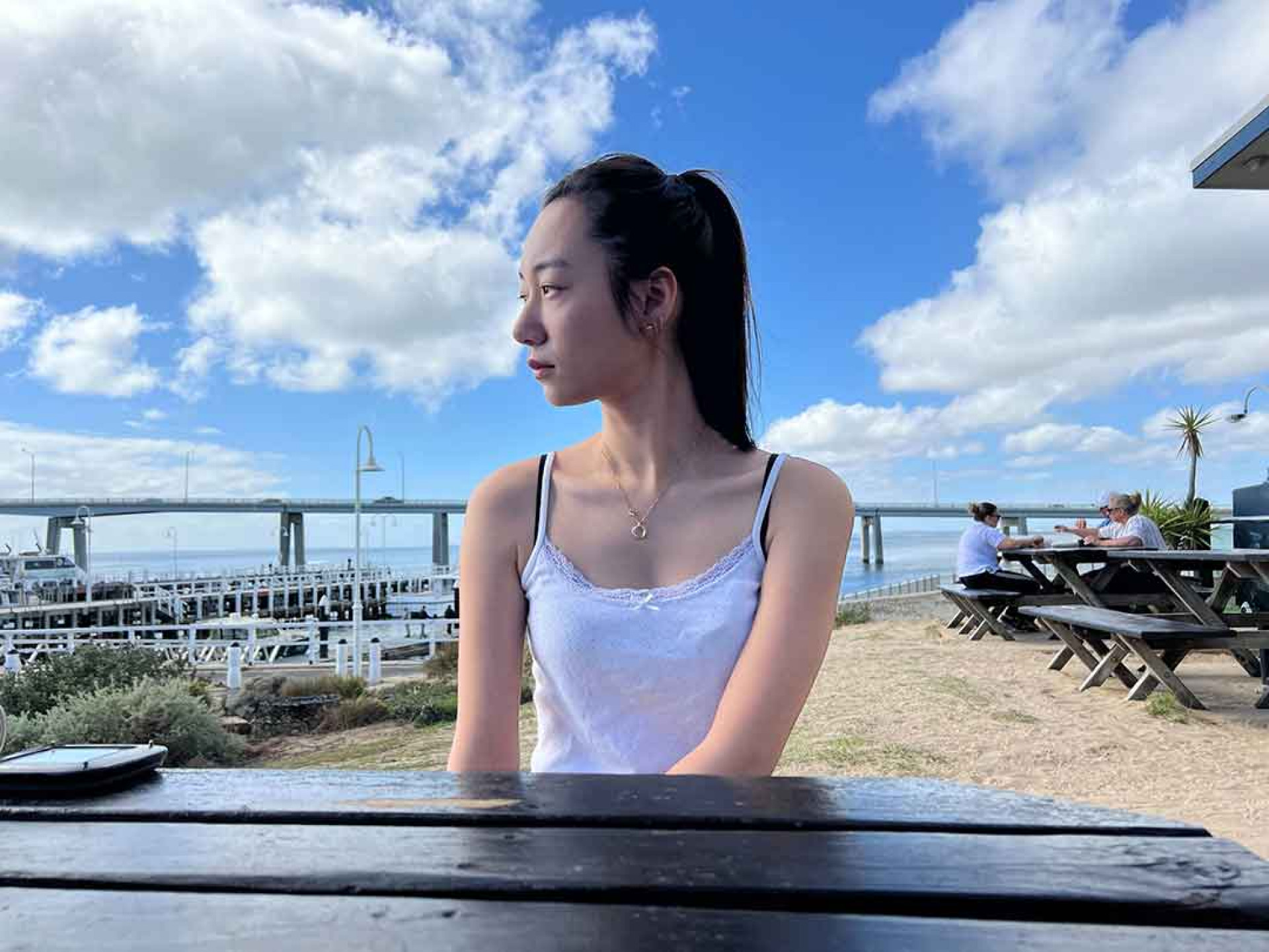 Julia吳卓源於4月11日推出全新單曲〈晚餐〉，這是她出道以來首次以「親情」為主題的創作歌曲。（照片提供：華風數位）