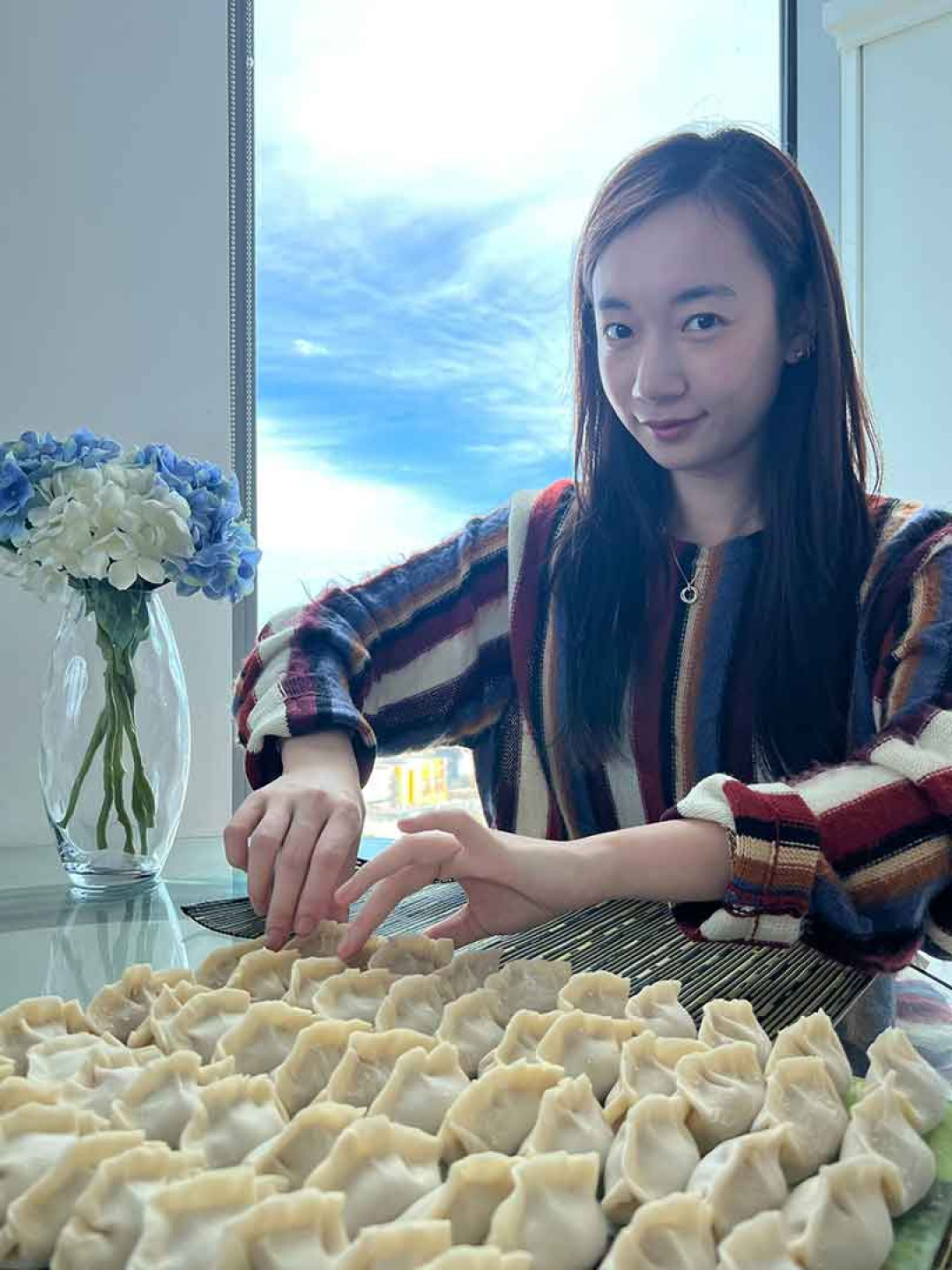 吳卓源家中每當有家人遠行,必定會準備親手包的水餃,象徵平安與團圓,以及希望早日歸來。(照片提供:華風數位)