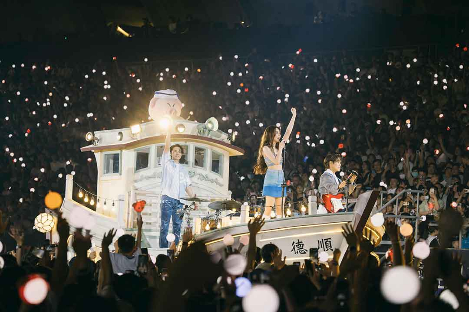 告五人把犬青爺爺的漁船「順德號」開進高雄。(相信音樂提供)