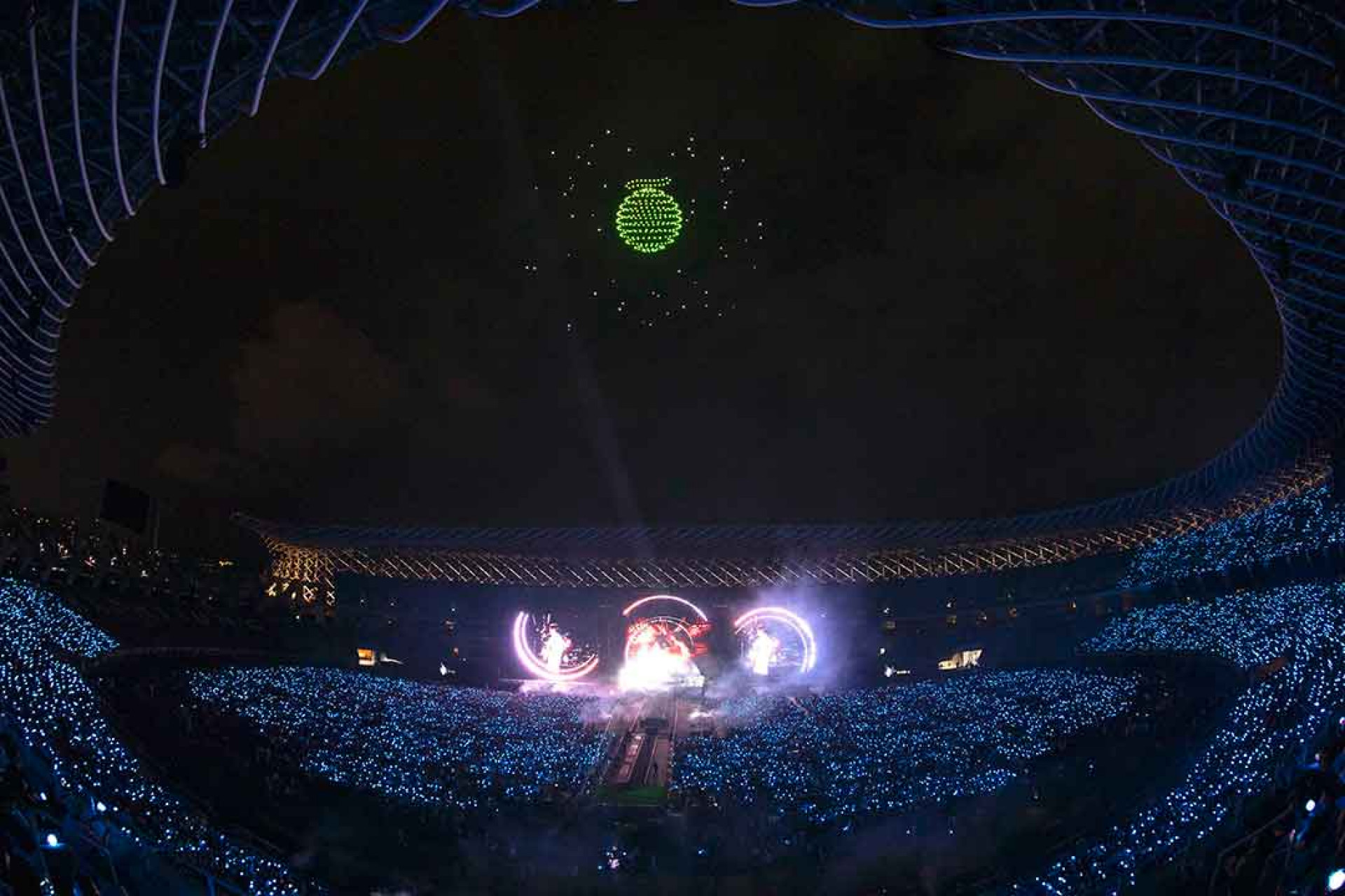 告五人經典符號輪番閃現,哈密瓜放大千倍綻放夜空。(相信音樂提供)