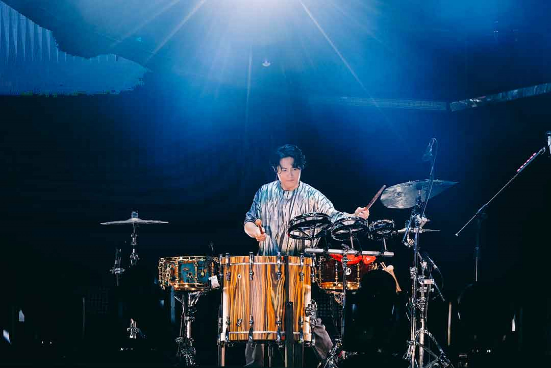 哲謙興奮表演。(相信音樂提供)