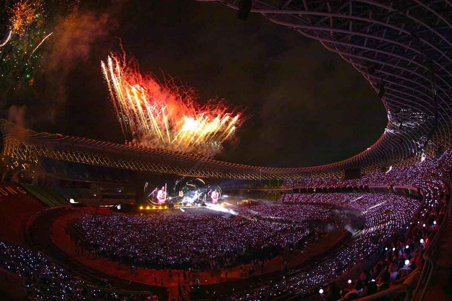 演唱會開場強勢揭幕，煙火齊發全場嗨翻。（相信音樂提供）
