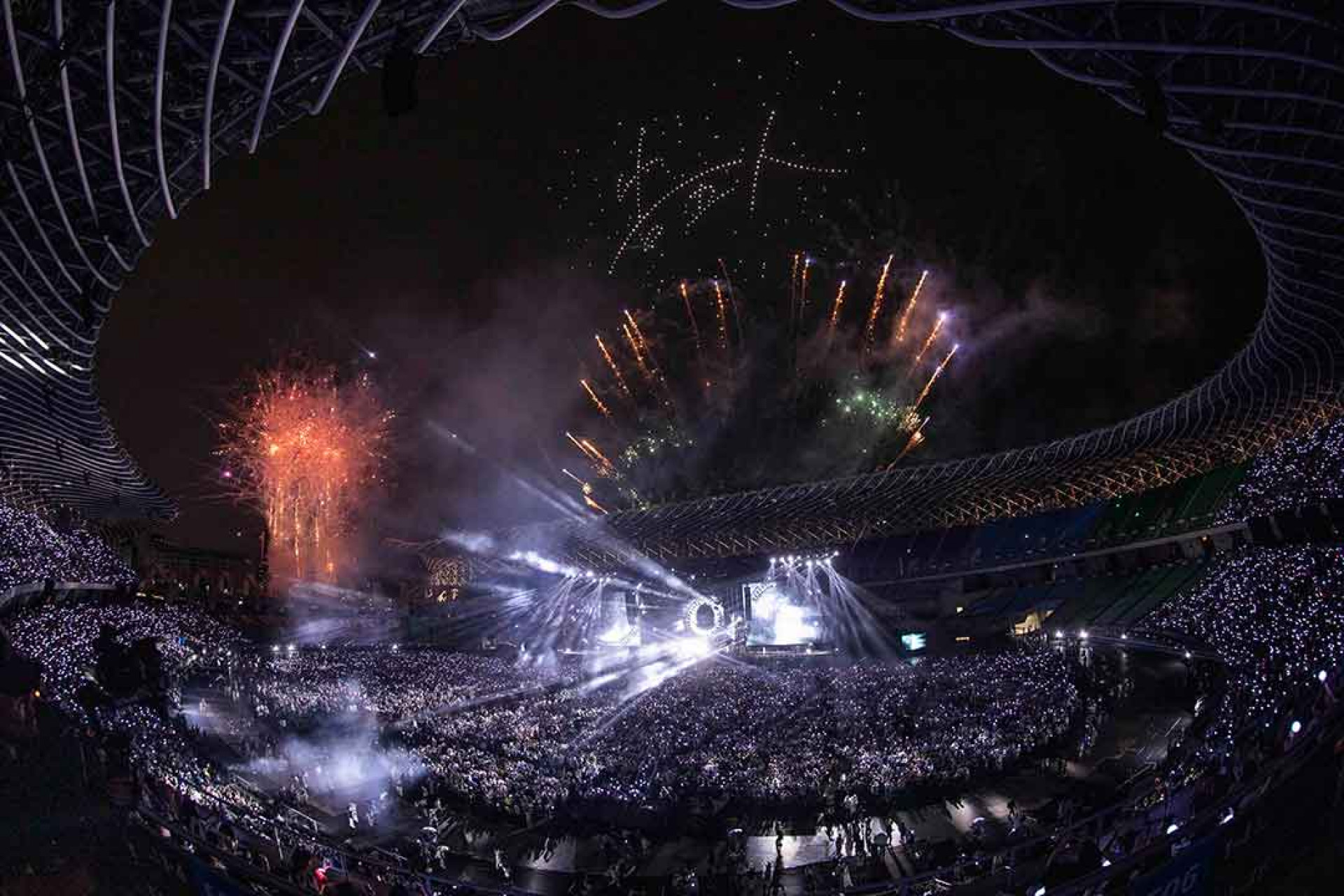 「披星戴月的想你」,無人機再次出現並排出「告五人」的字樣。(相信音樂提供)