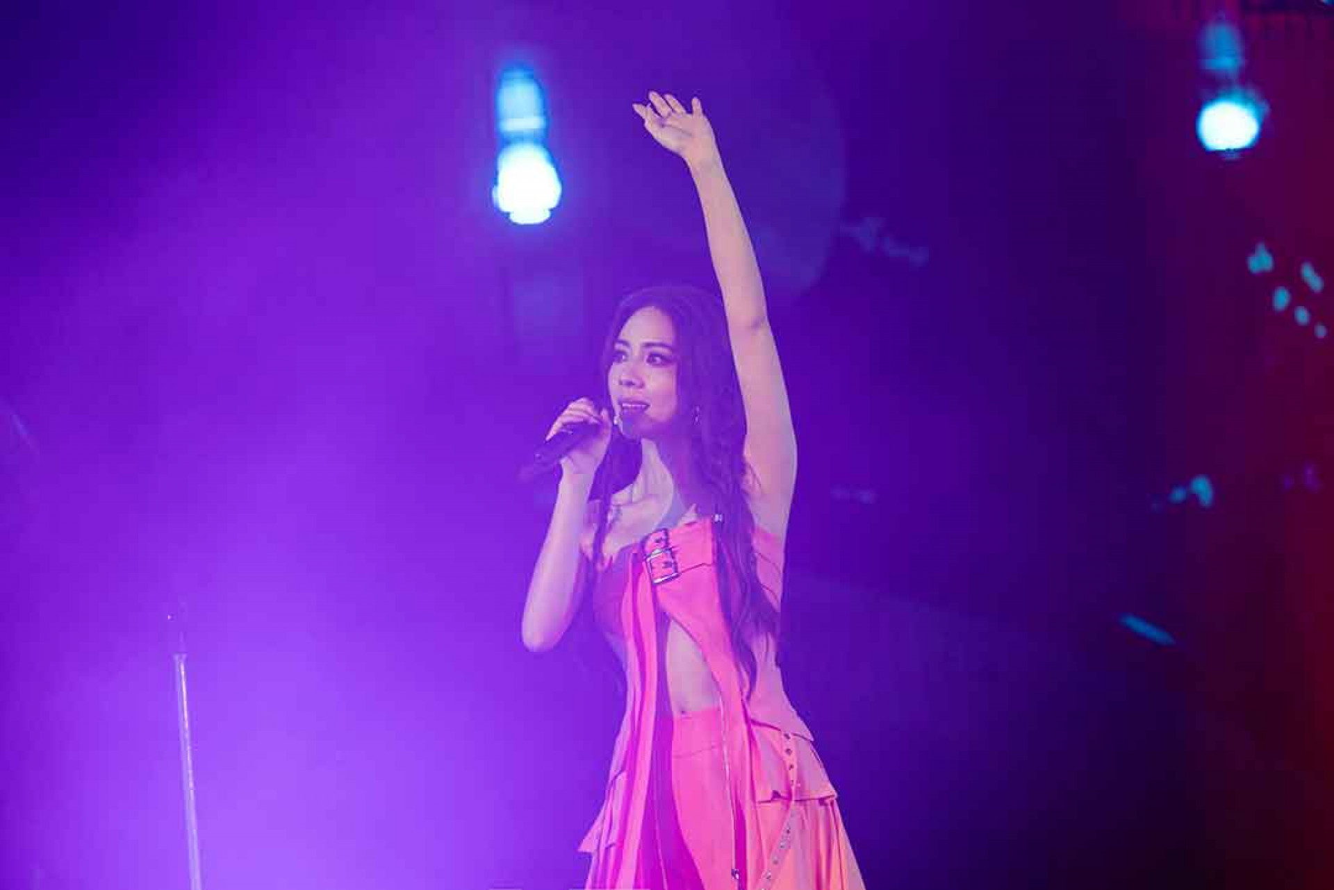 犬青一襲粉紅垂墜女神戰袍氣勢登場。(相信音樂提供)