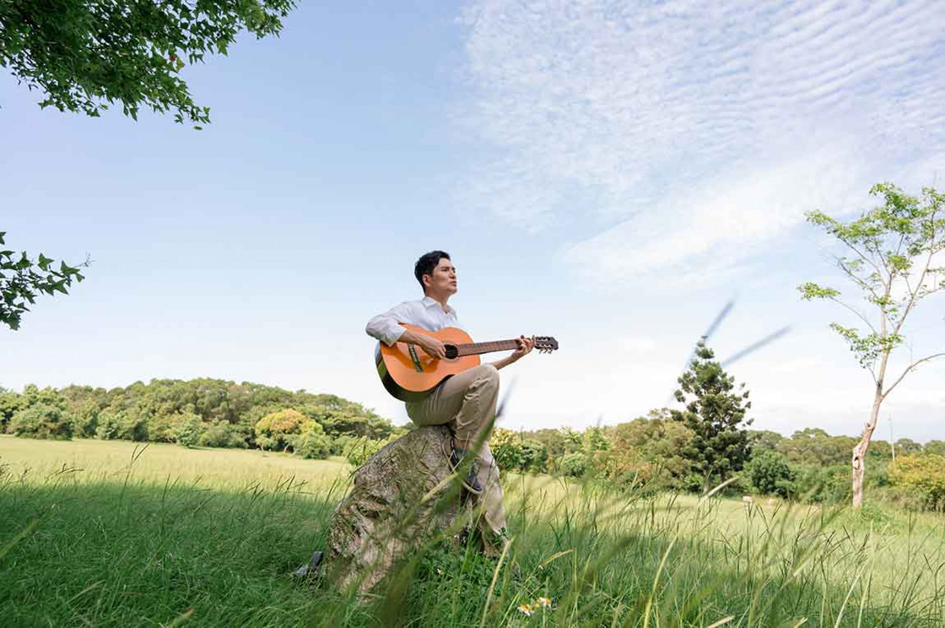 《浮光-印記》專輯收錄了John邱的心路歷程與對人生的領悟,從出國前的得奬作品〈三月春天不下雨〉到因烏俄戰爭而創作的〈Hang-in-there〉,創作跨越了三十多年的歴練和想法。-(圖/風潮音樂-提供)