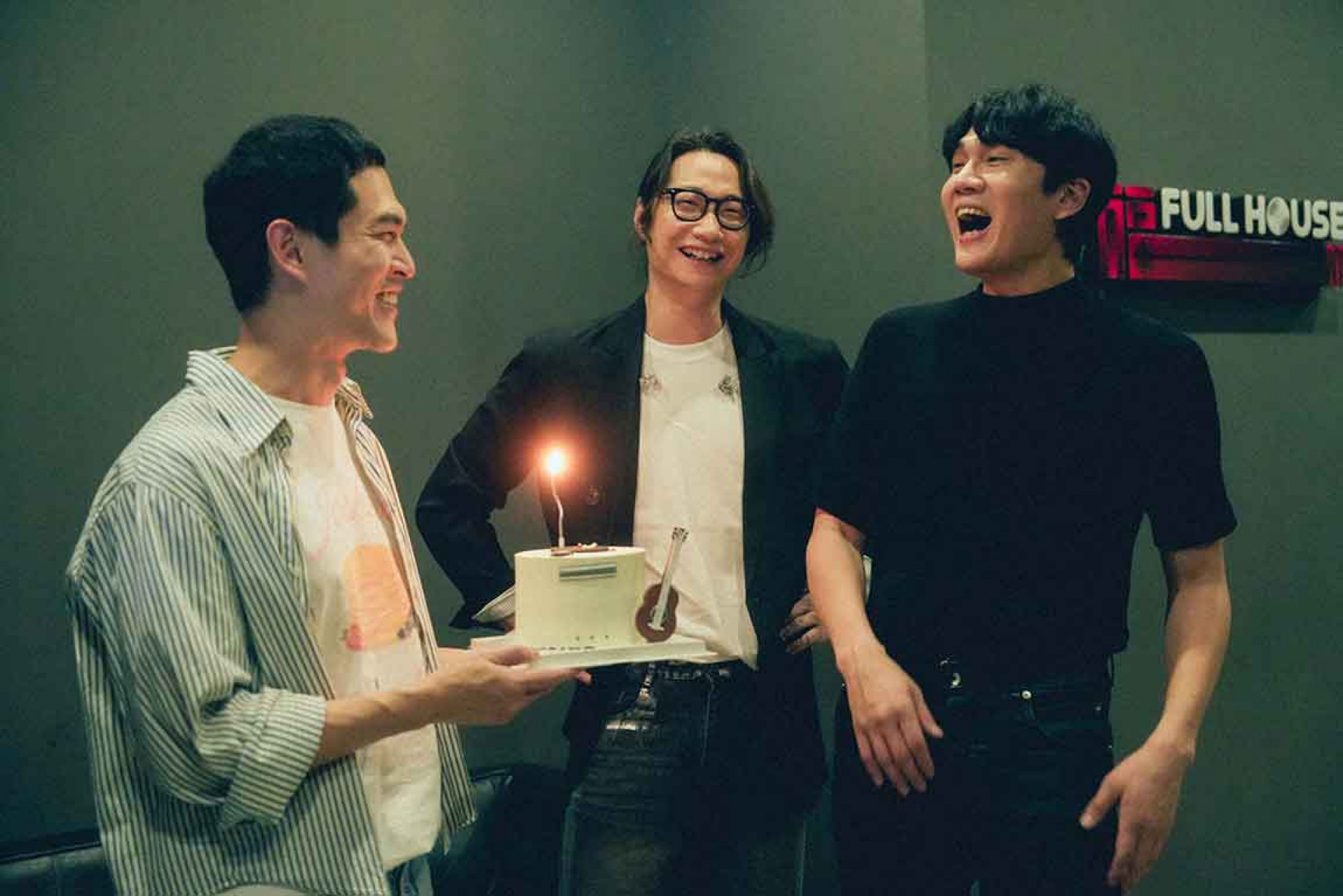 小玉與方Q密謀為阿奎慶生。(相信音樂提供)