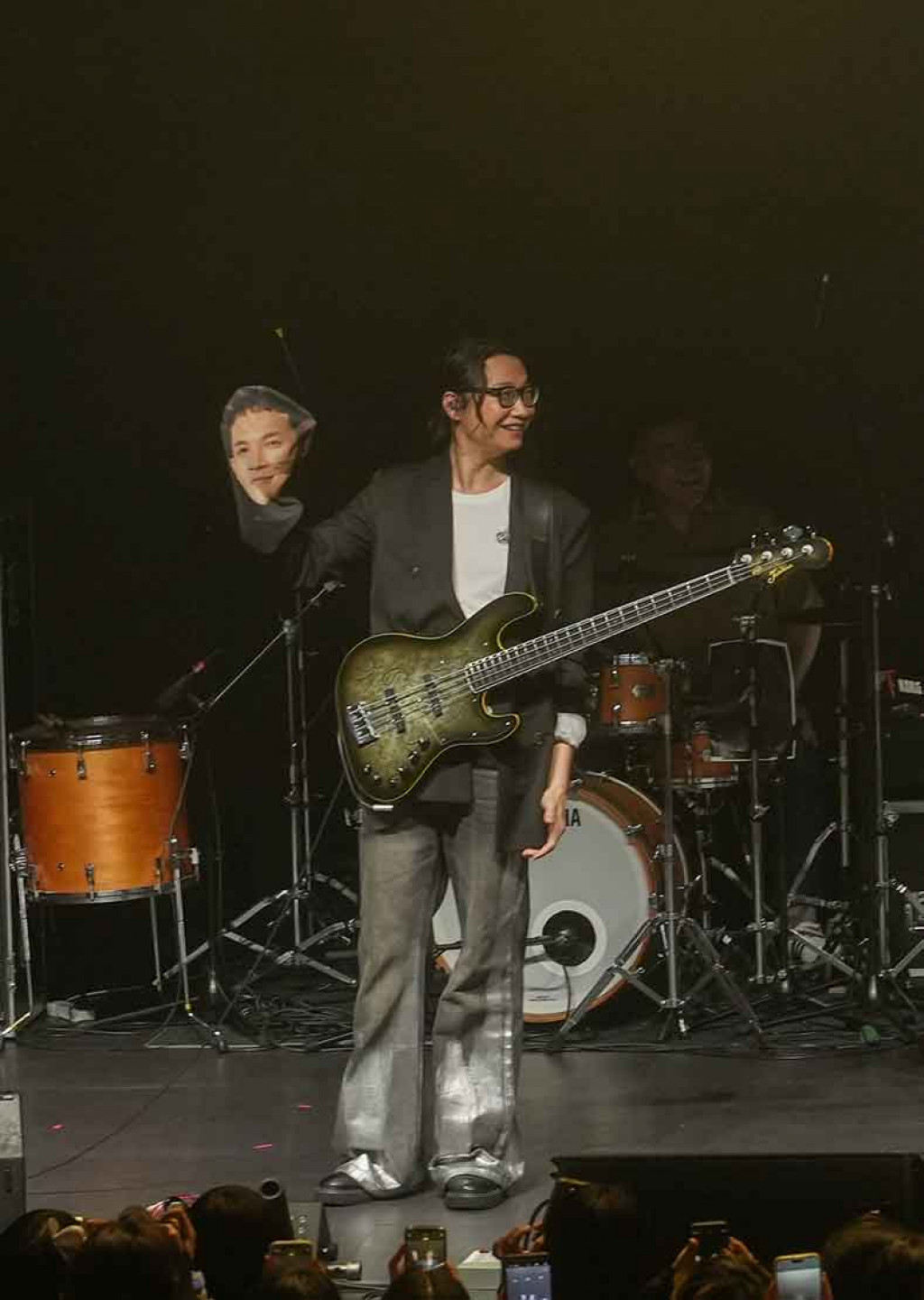 宇宙人把阿奎頭套拋下舞台,與歌迷同慶阿奎生日。(相信音樂提供)