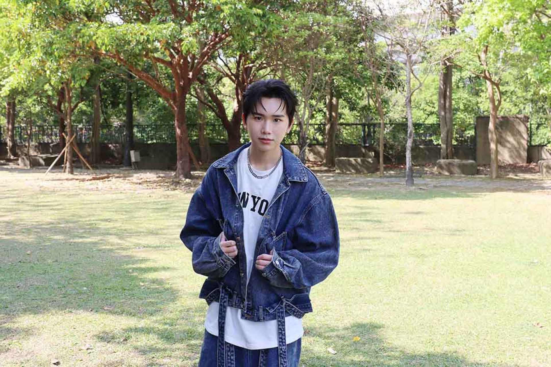 AcQUA源少年隊長黃莑茗本月14日推出全新單曲〈最佳隊友〉,選在華山大草原拍攝單曲照片(照片提供:種子音樂)