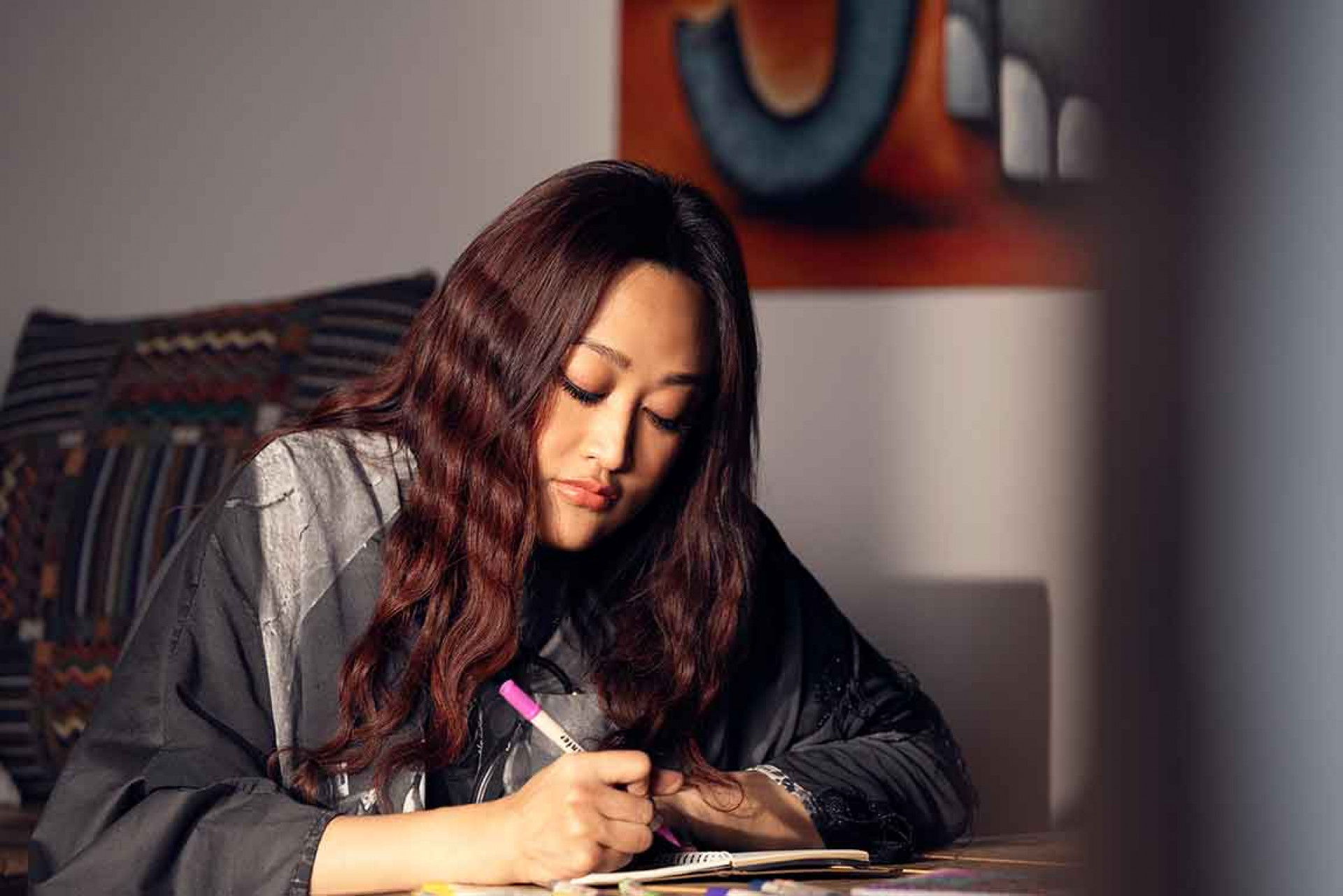 家家親繪畫作巧妙呼應〈月不落〉意象。(相信音樂提供)