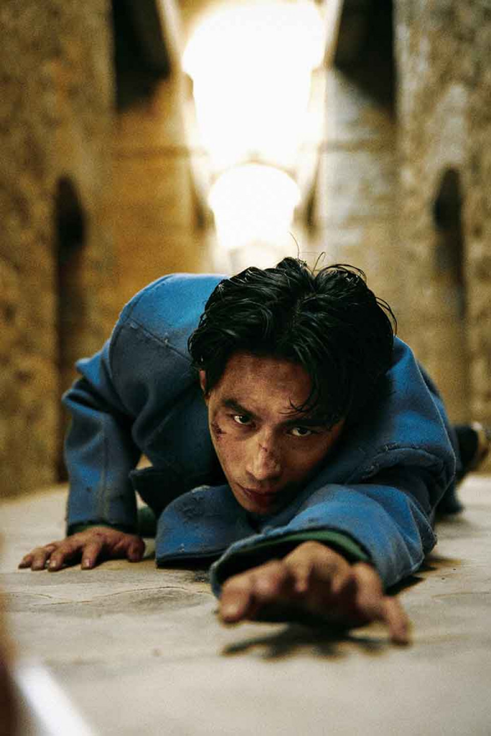 MV赴柏林拍攝 在寒冷廢棄工廠 柏霖親自設計舞蹈 以匍匐舞蹈之姿前行 累到最高點