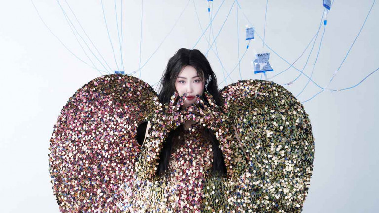 新銳藝術唱作女聲KIAH號稱晴女但偏愛雨天 學生時期與心儀男孩浪漫邂逅譜成新曲