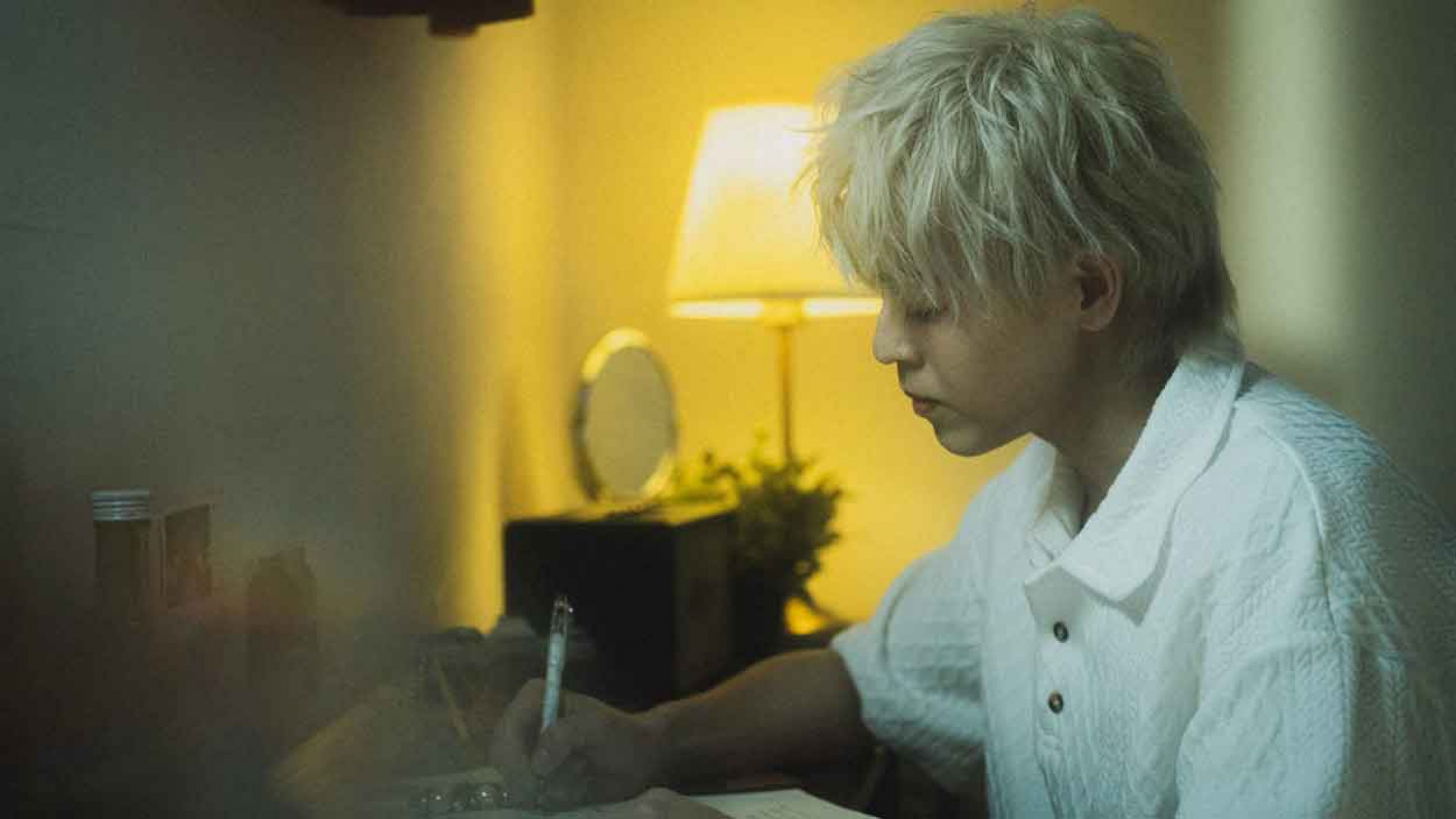 《鬱金香》MV 中描繪出賈子承於創作過程中的煎熬與掙扎