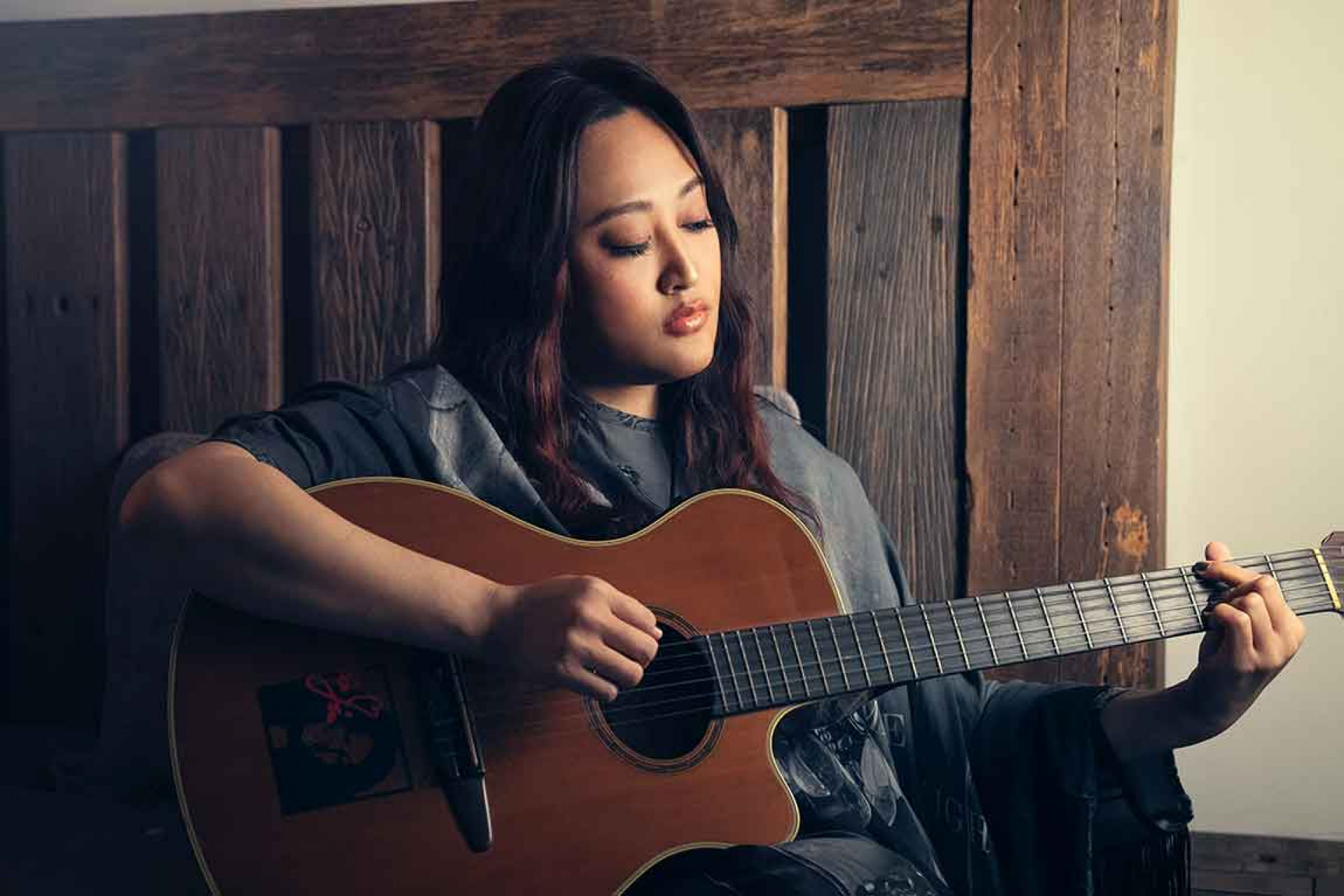 全新創作曲〈月不落〉保留家家吉他原聲,方大同曾讚賞「吉他聲最棒」。(相信音樂提供)