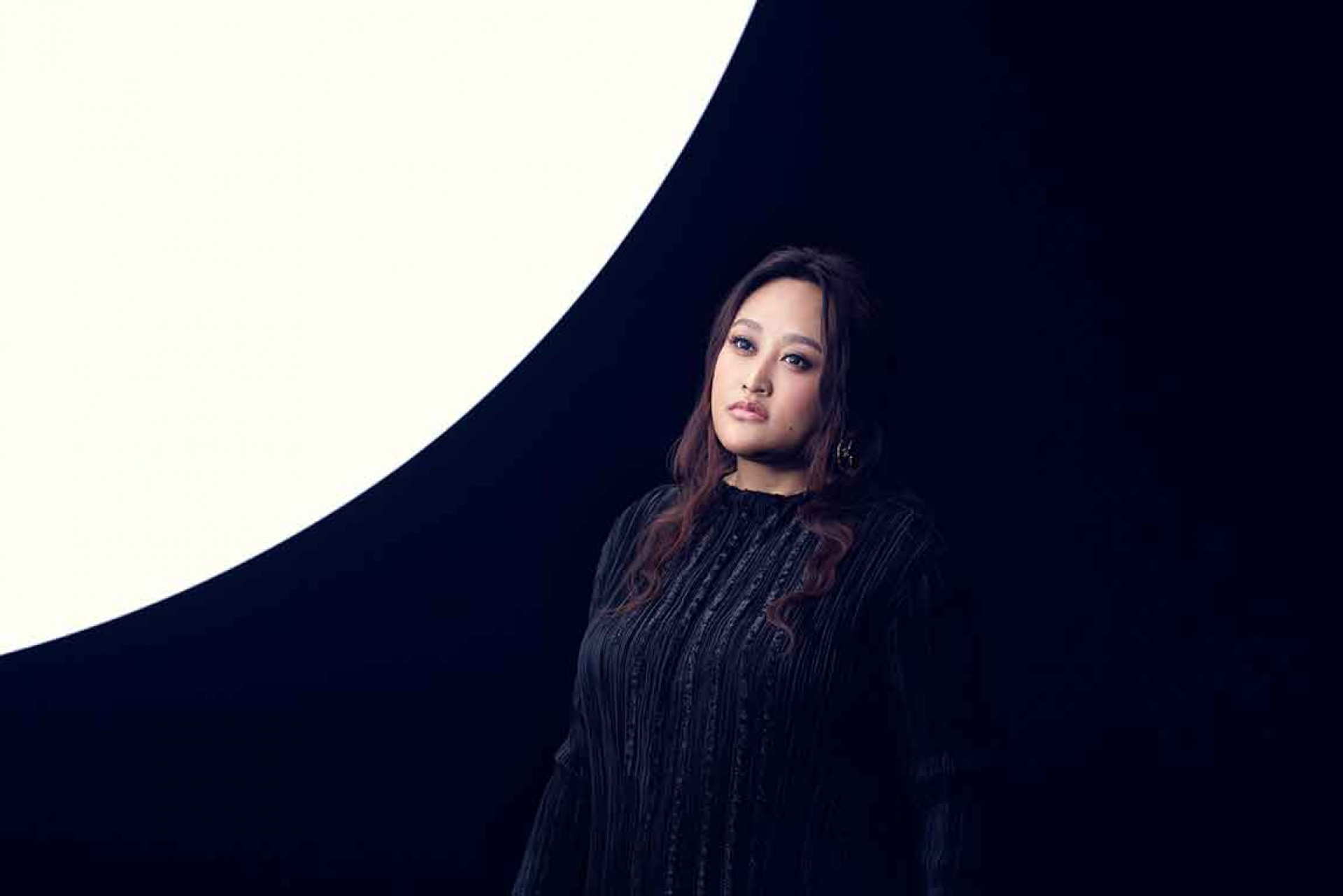 家家在MV中與象徵月亮的巨大光球「對戲」。(相信音樂提供)