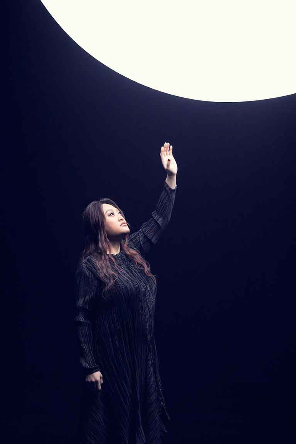 家家夜深人靜時刻湧上思鄉情緒,創作出〈月不落〉。(相信音樂提供)