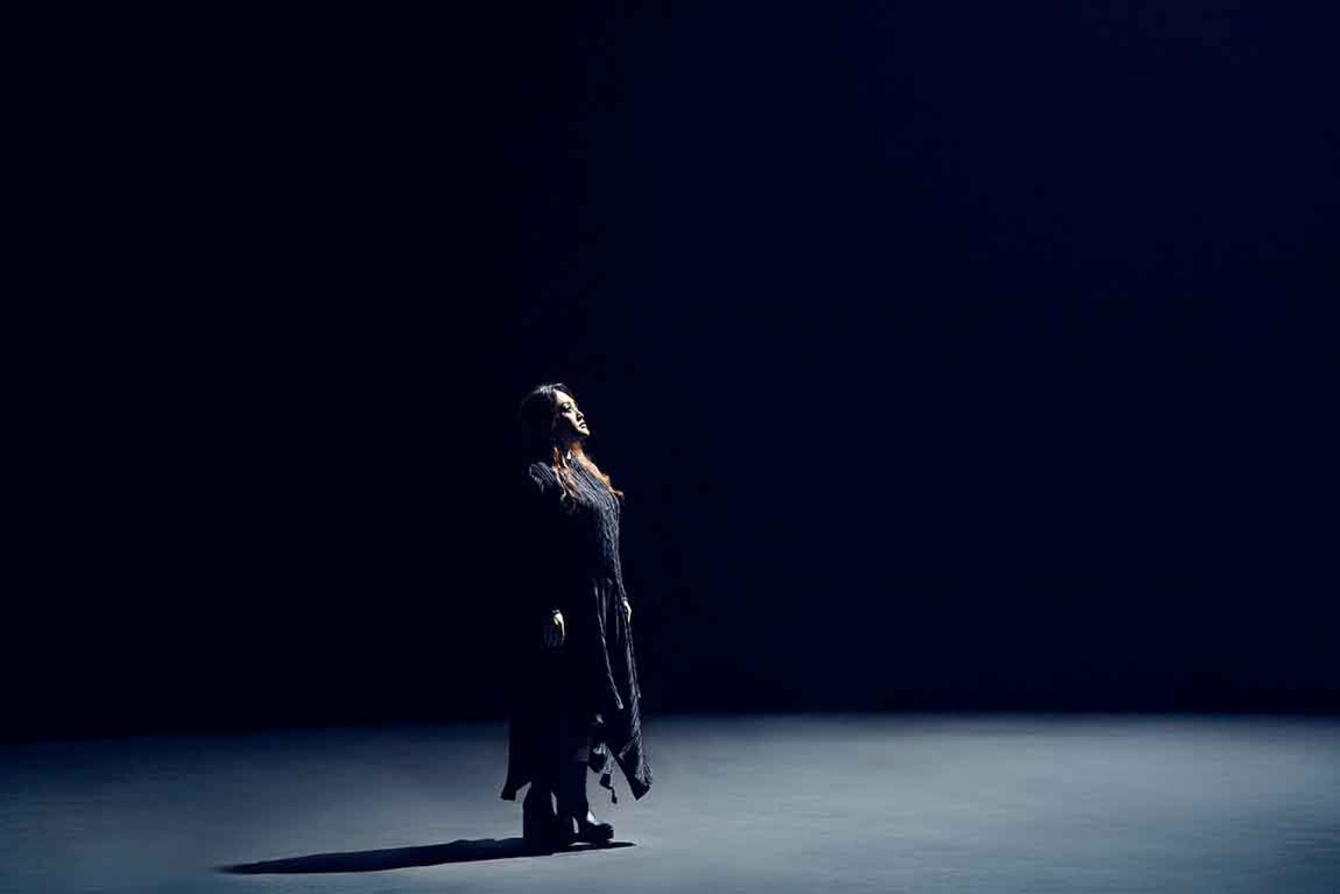 家家表示喜歡月亮,夜晚經常看著天空沈澱心情。(相信音樂提供)