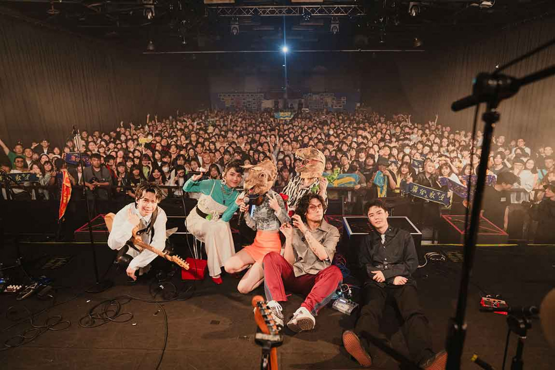 庸俗救星、恐龍的皮與全場觀眾大合照