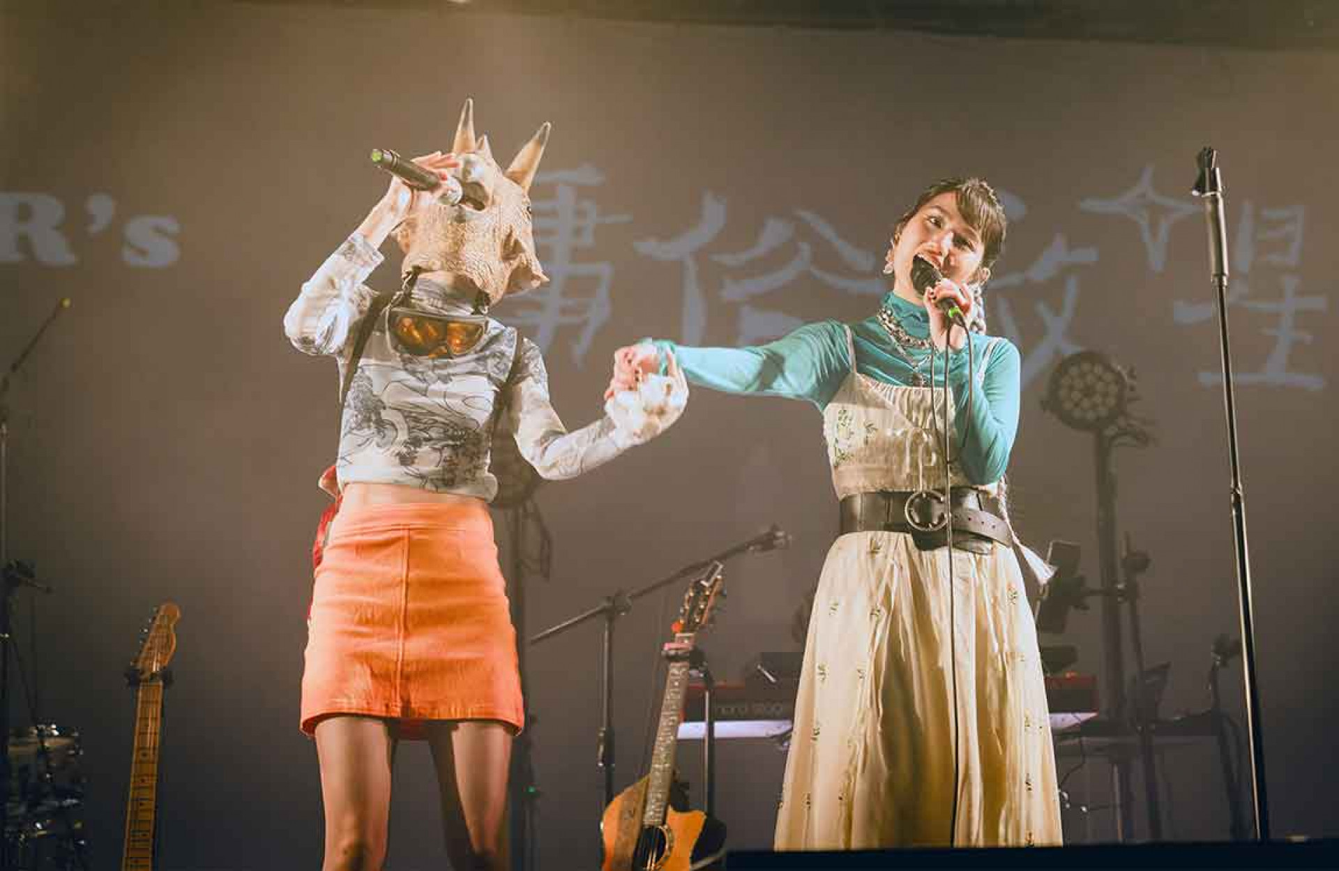 庸俗救星與嘉賓恐龍的皮