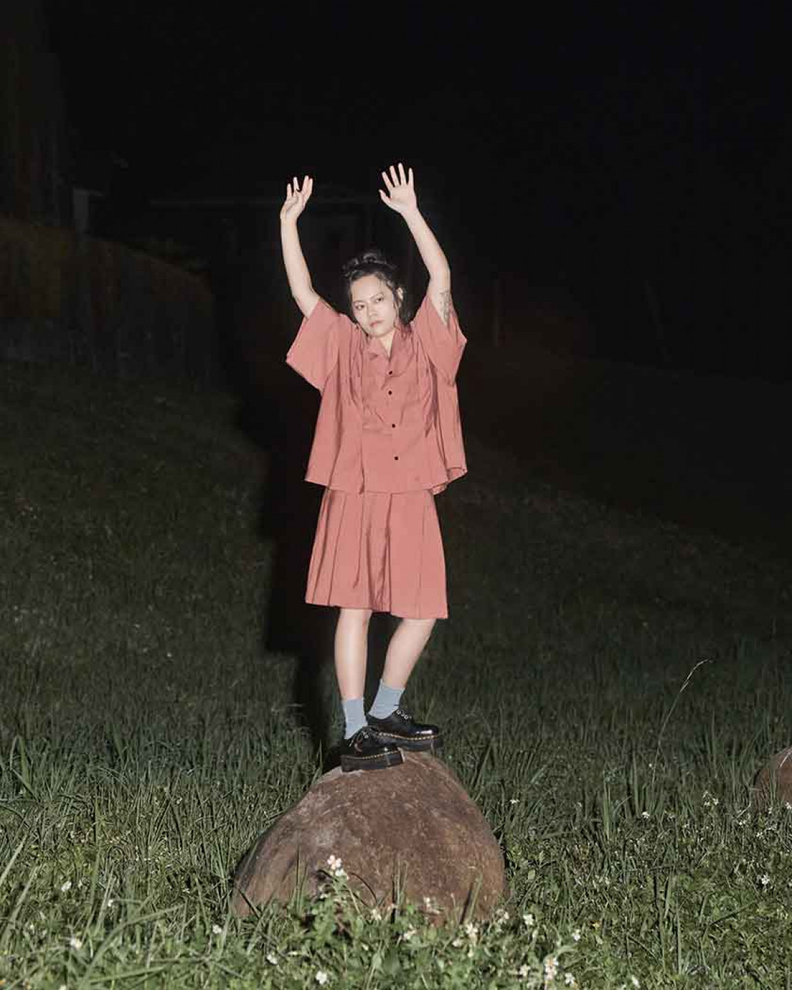 全新形象照透過理性與感性的拉扯呼應凹與山團名,展現互補又互斥的衝突感。(圖片提供/凹與山 Our Shame)