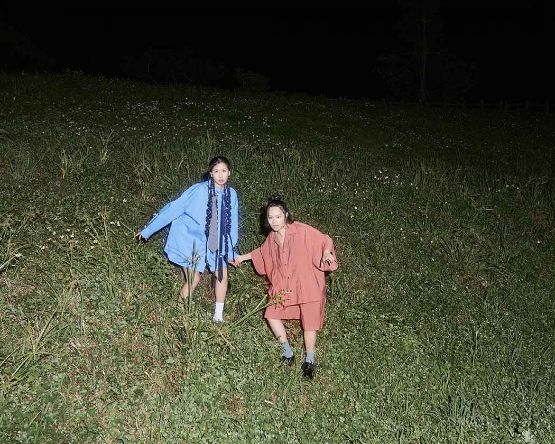 以電氣民謠風格揉合 Breakbeat、Hyperpop、R&B 等元素,打造淡然陰鬱卻帶有夏日暖意的心碎戀曲。 (圖片提供/凹與山 Our Shame)