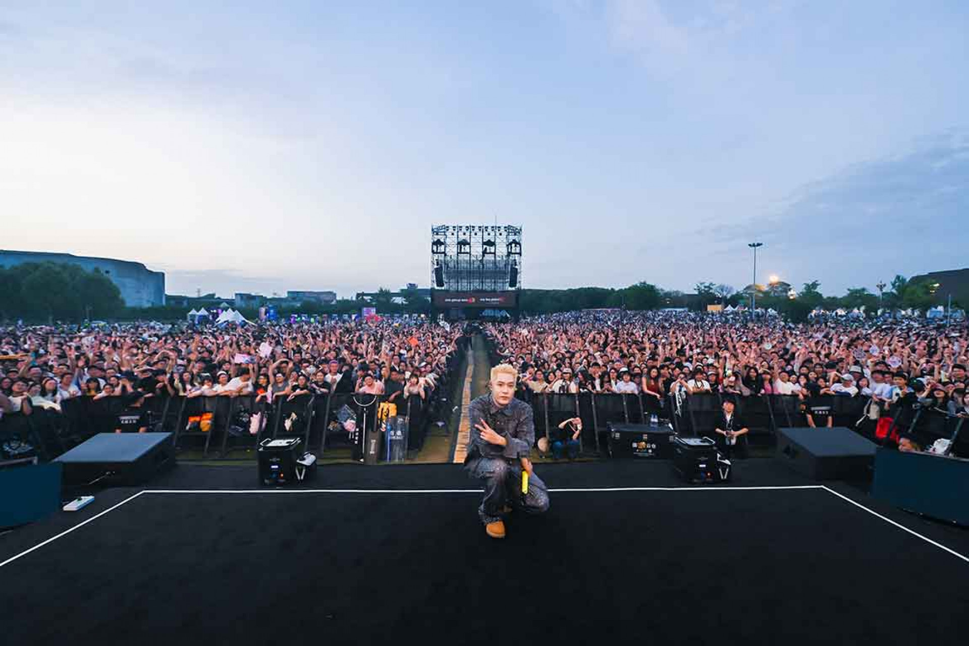 赴 One Love Festival演出與台下萬人從夕陽唱到晚上 炸出新視界!