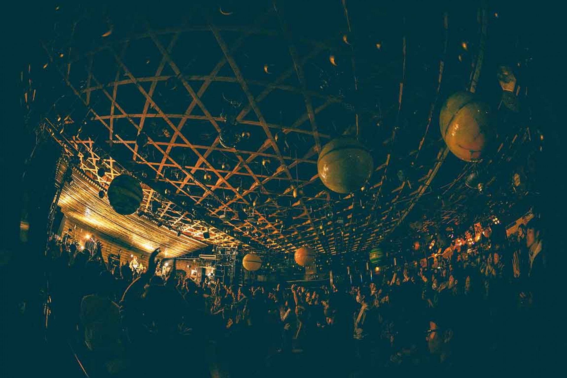 味園ユニバース為昭和時代的舞廳所改建的Livehouse,即將於六月底歇業(photo credit_渡邉一生)