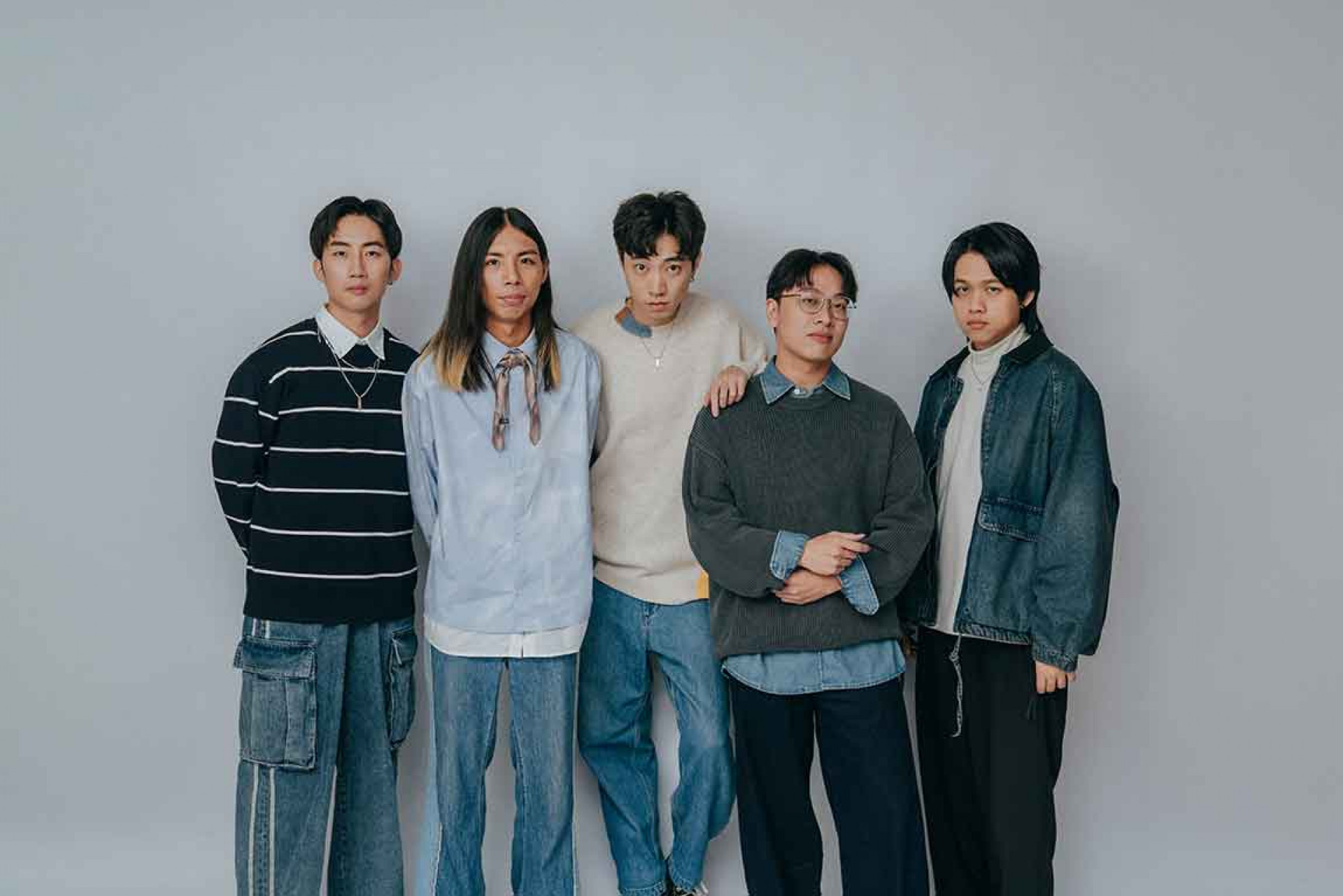 伯爵白(由左至右:吉他手文沛_鼓手宏易_主唱奕達_吉他手佳祐_貝斯手子丹)