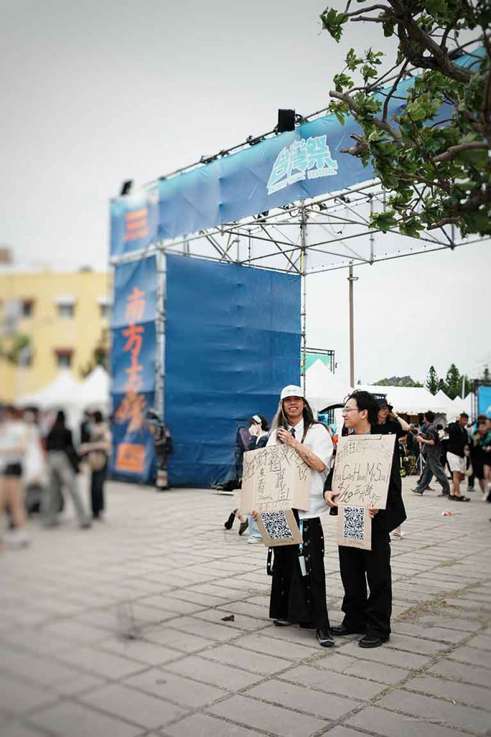 伯爵白舉自製看板(團員由左至右:鼓手宏易_吉他手佳祐)