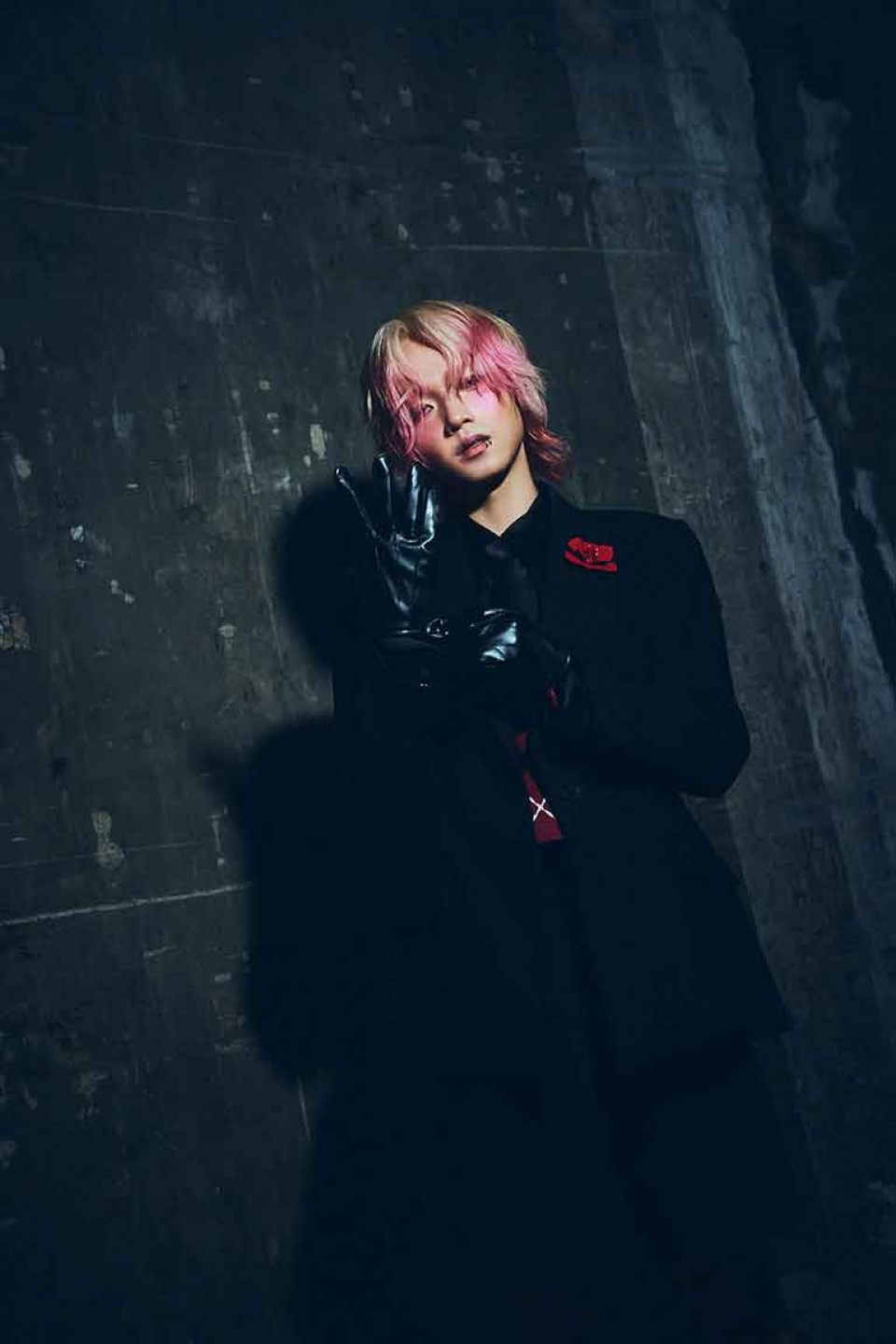 〈透明的〉MV中持修首度挑戰動漫感,視覺系的強烈風格,讓人為之驚豔