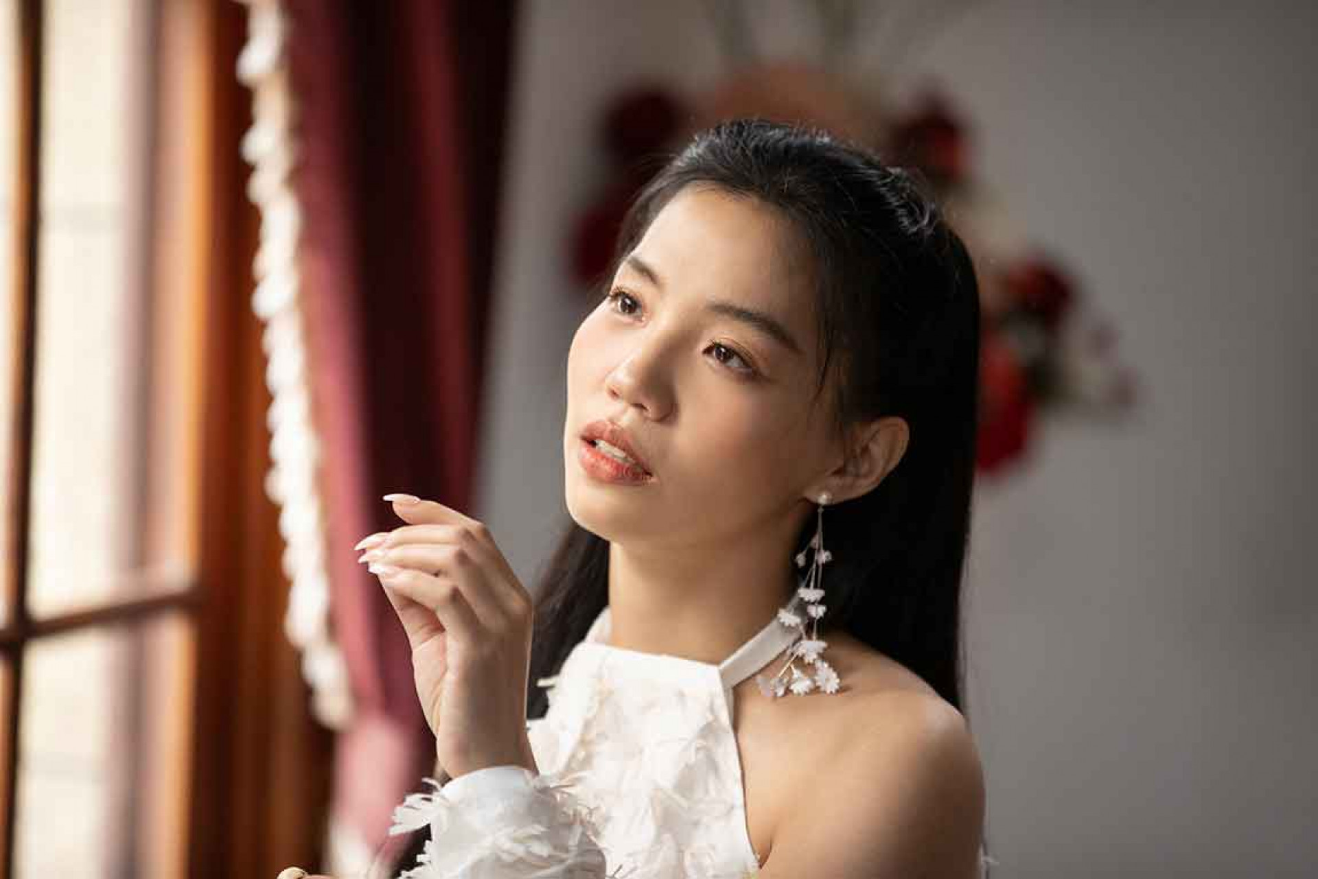 洪佩瑜把主題曲〈無姓共名〉形容成「說書人」的角度,站在一個較遠的距離觀看這群人在這個島嶼上發生的事情,也是抱住整個故事的一股力量。