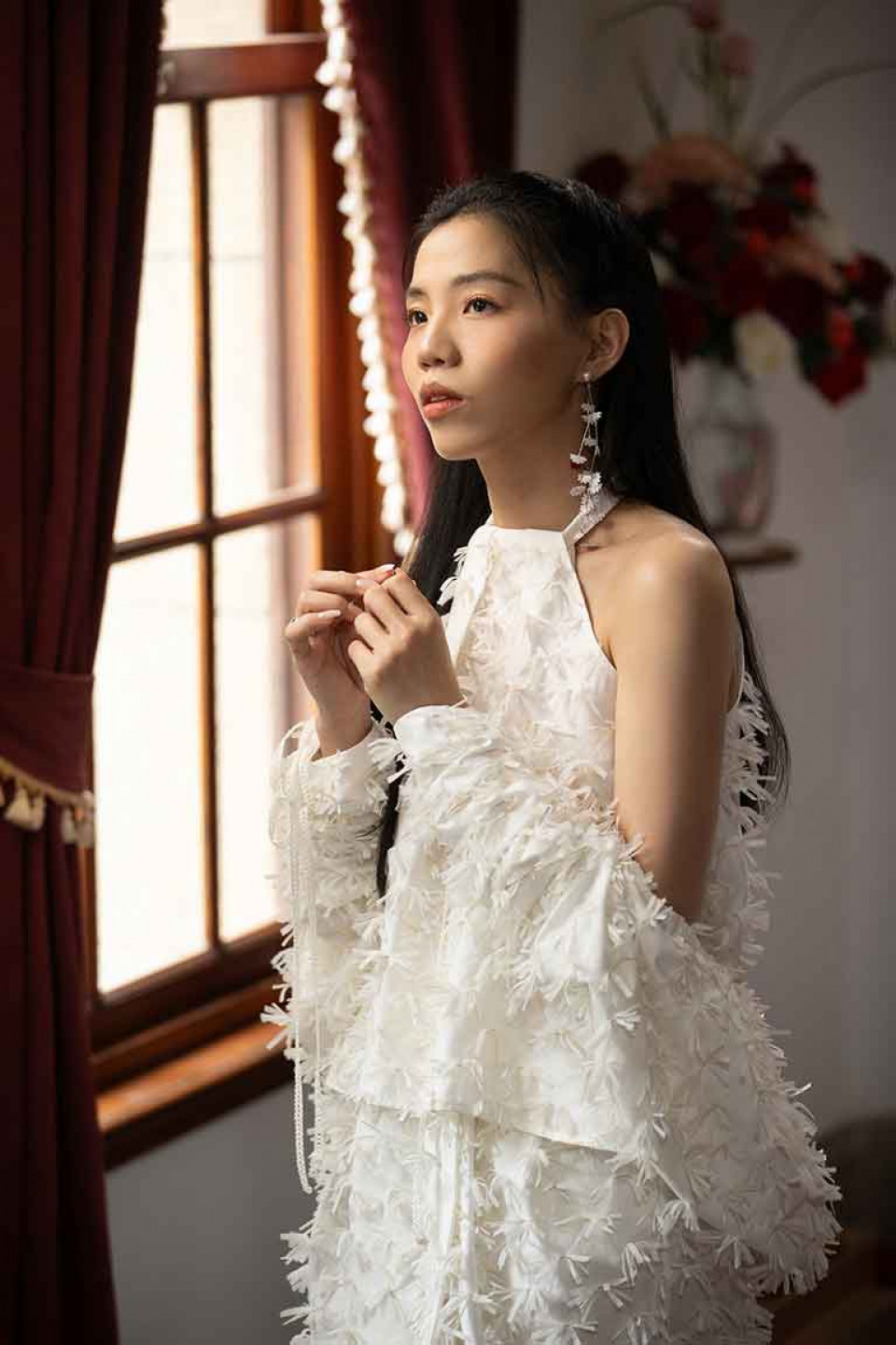 〈無姓共名〉歌曲製作人陳建騏稱讚歌者的細膩詮釋:「佩瑜似乎非常熟稔這個語言的語境,而且更為婉約動人,如暖陽煦煦,海風輕拂。」