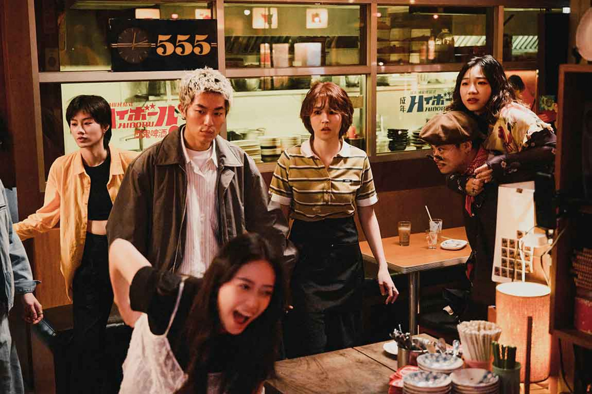 MV拍攝滑倒嚇壞眾人 竟一度被以為是「假摔」