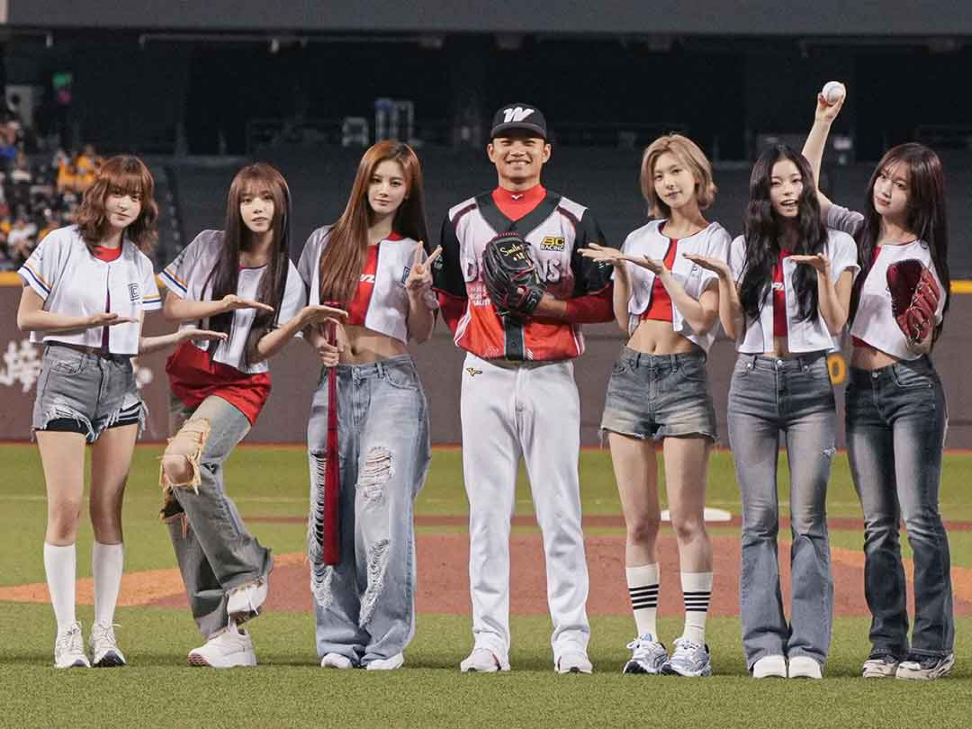 NMIXX與味全龍捕手