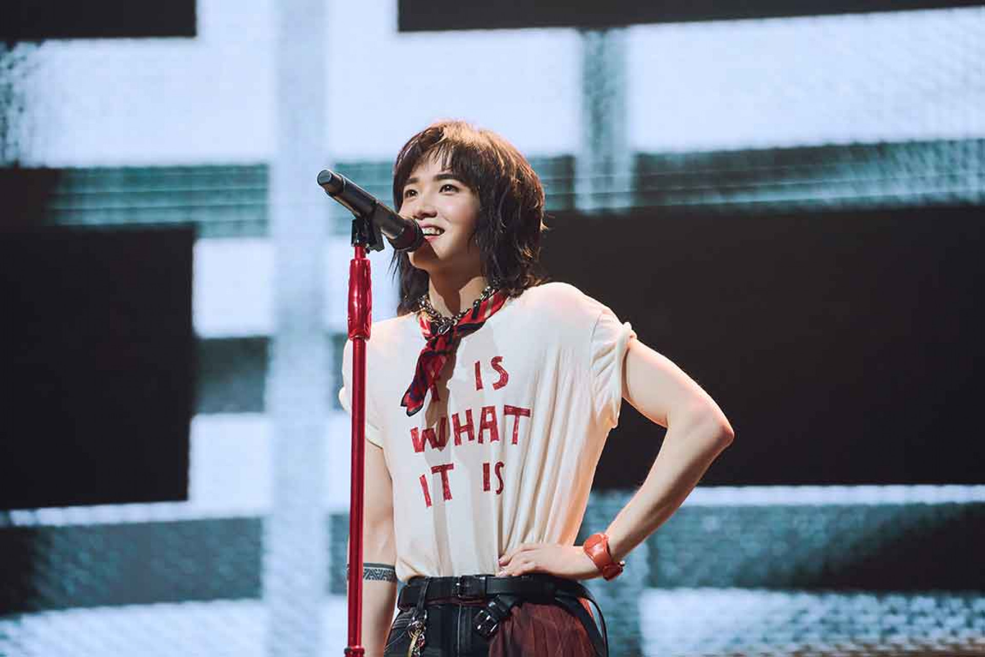 最後在漫天飛舞的金色彩帶下，為持修首次亞洲巡演《愛》劃下完美句點。