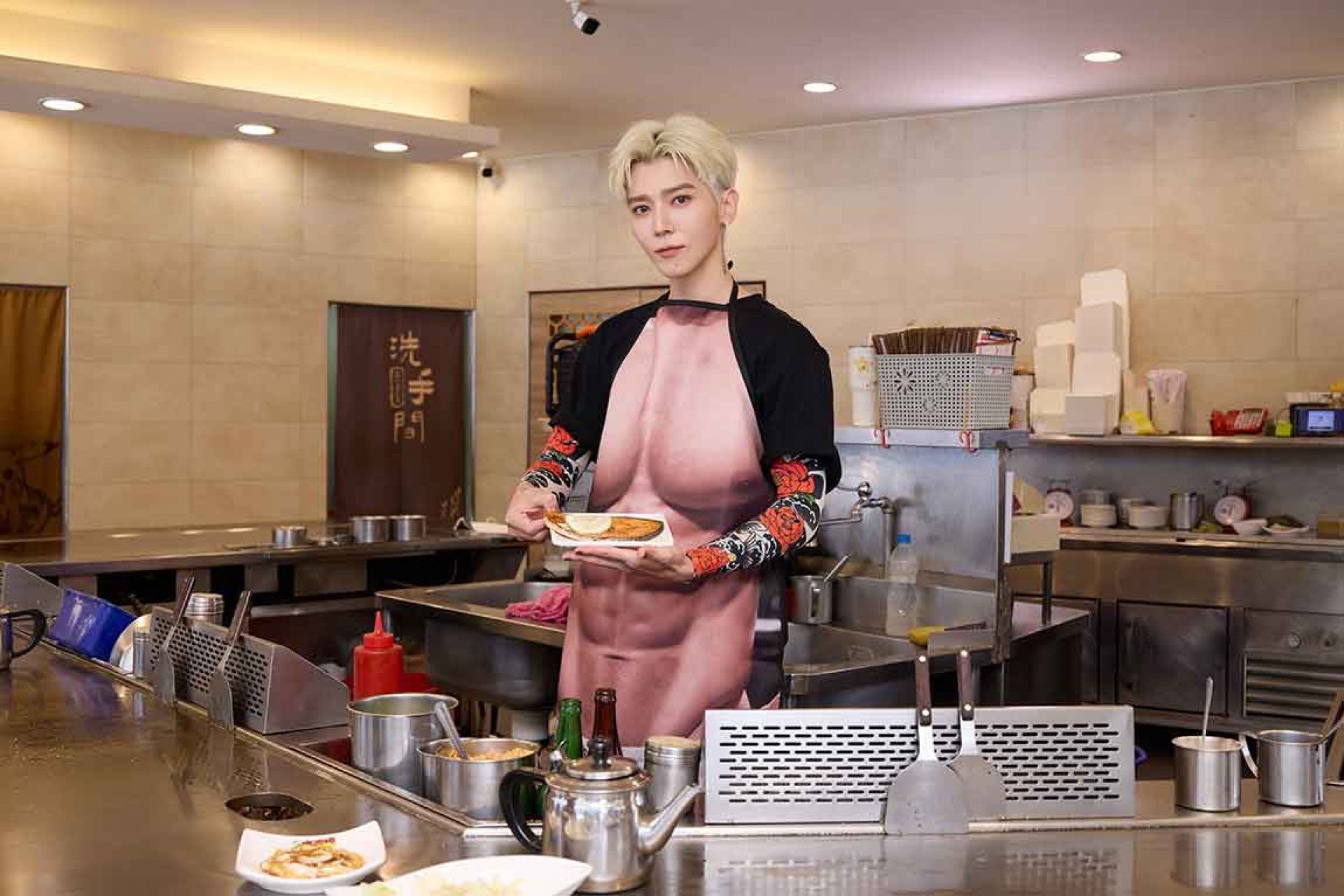 Bii化身「肌肉大廚」一邊做菜一邊唱歌，讓歌迷又驚又喜