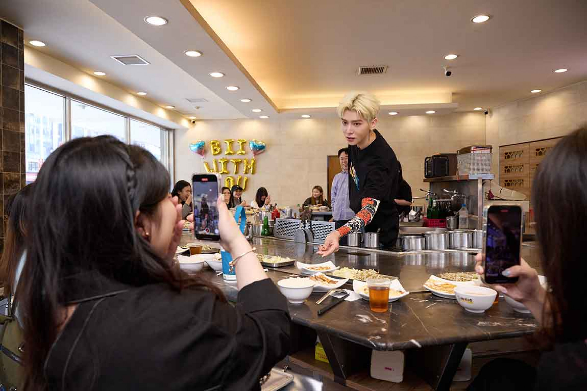 Bii日前也在鐵板燒餐廳舉辦私密感謝派對,謝謝一直支持他的BF們