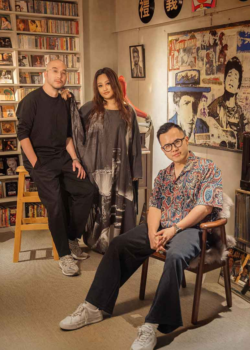 家家與製作人Derrick(右)、Fergus(左)。(相信音樂提供)