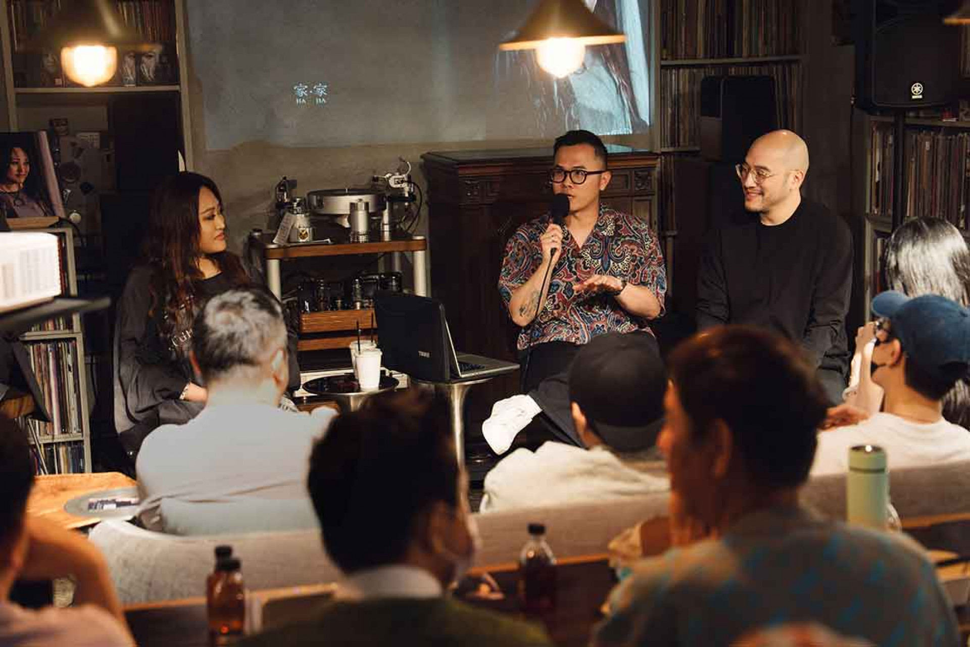 家家與製作人在聽歌會上暢聊專輯《你給我的》製作故事。(相信音樂提供)