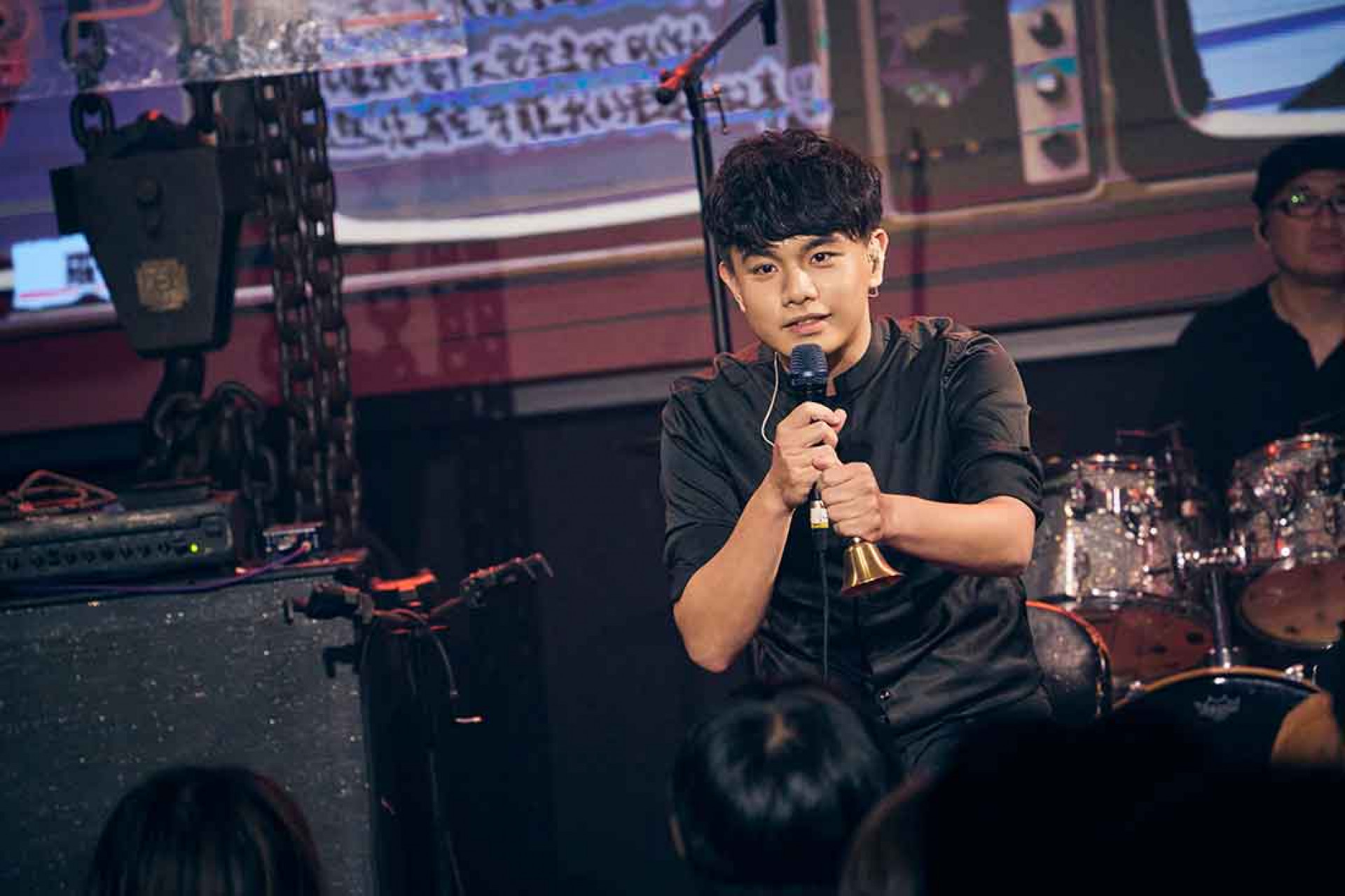 楊肅浩白天教學生吟詩,晚上變身歌手唱唱大家的故事,持法器幫全場收驚!