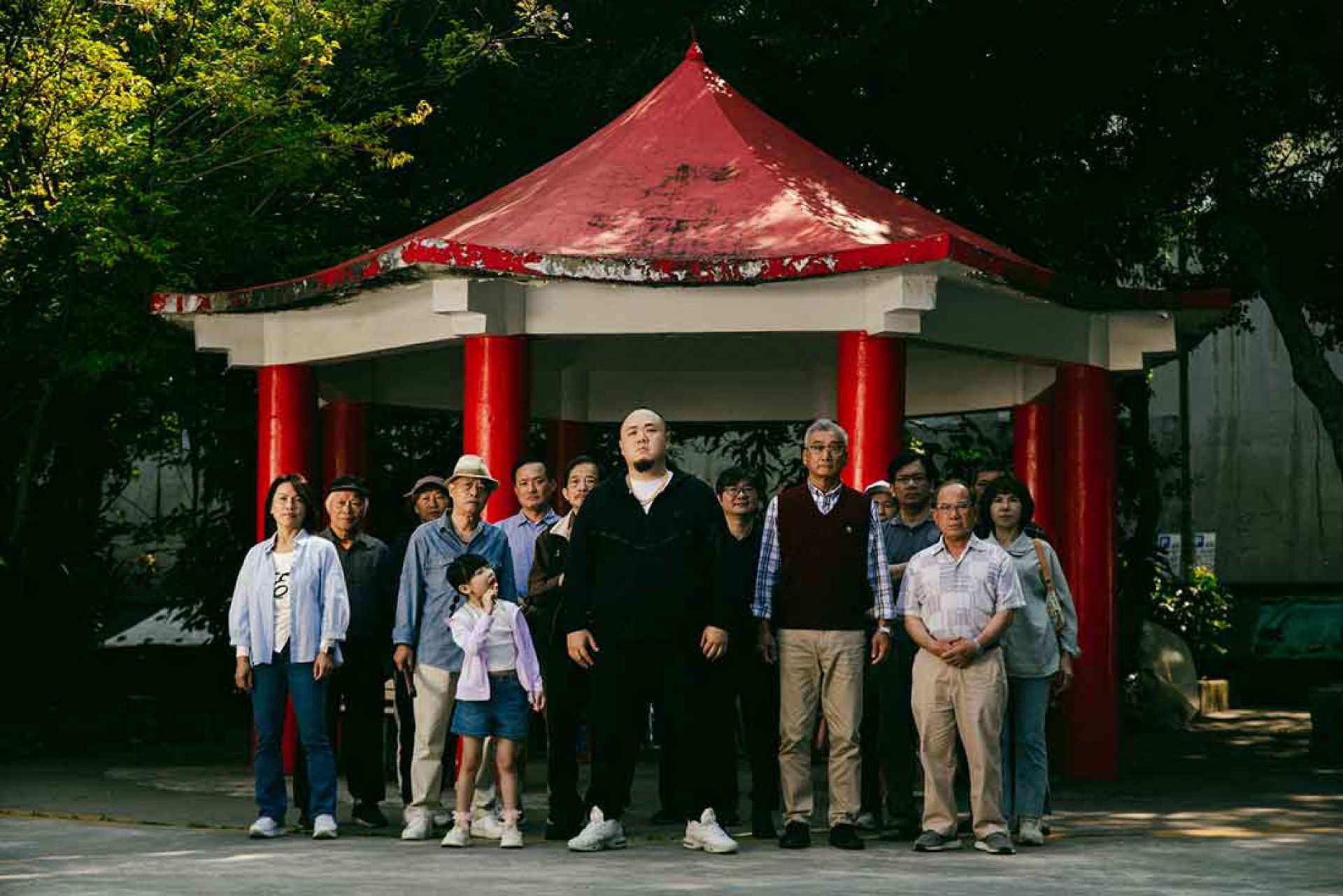 大淵已經是「公園幫」的一員，帶小孩放電，也默默觀察河堤大哥們，研究怎麼晉升成公園OG。