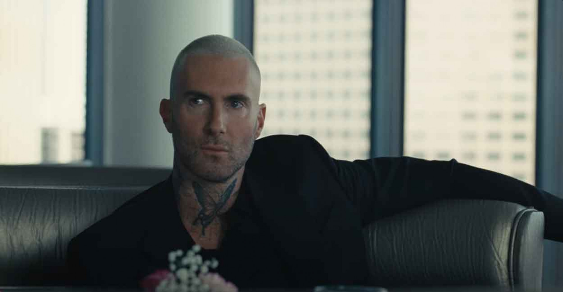 魔力紅主唱亞當在MV中化身特務 -翻攝自Maroon 5 YouTube